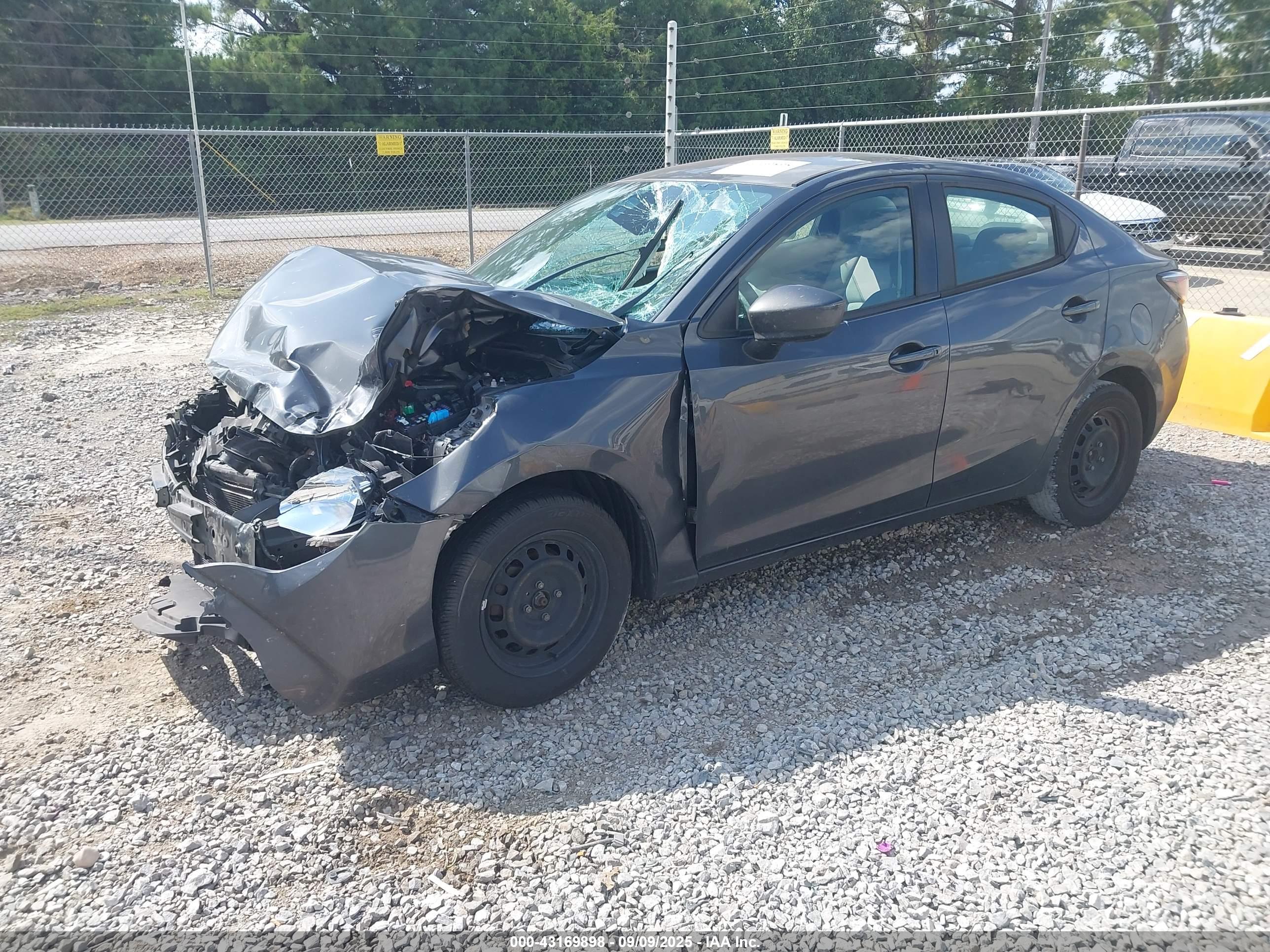 TOYOTA YARIS image 2
