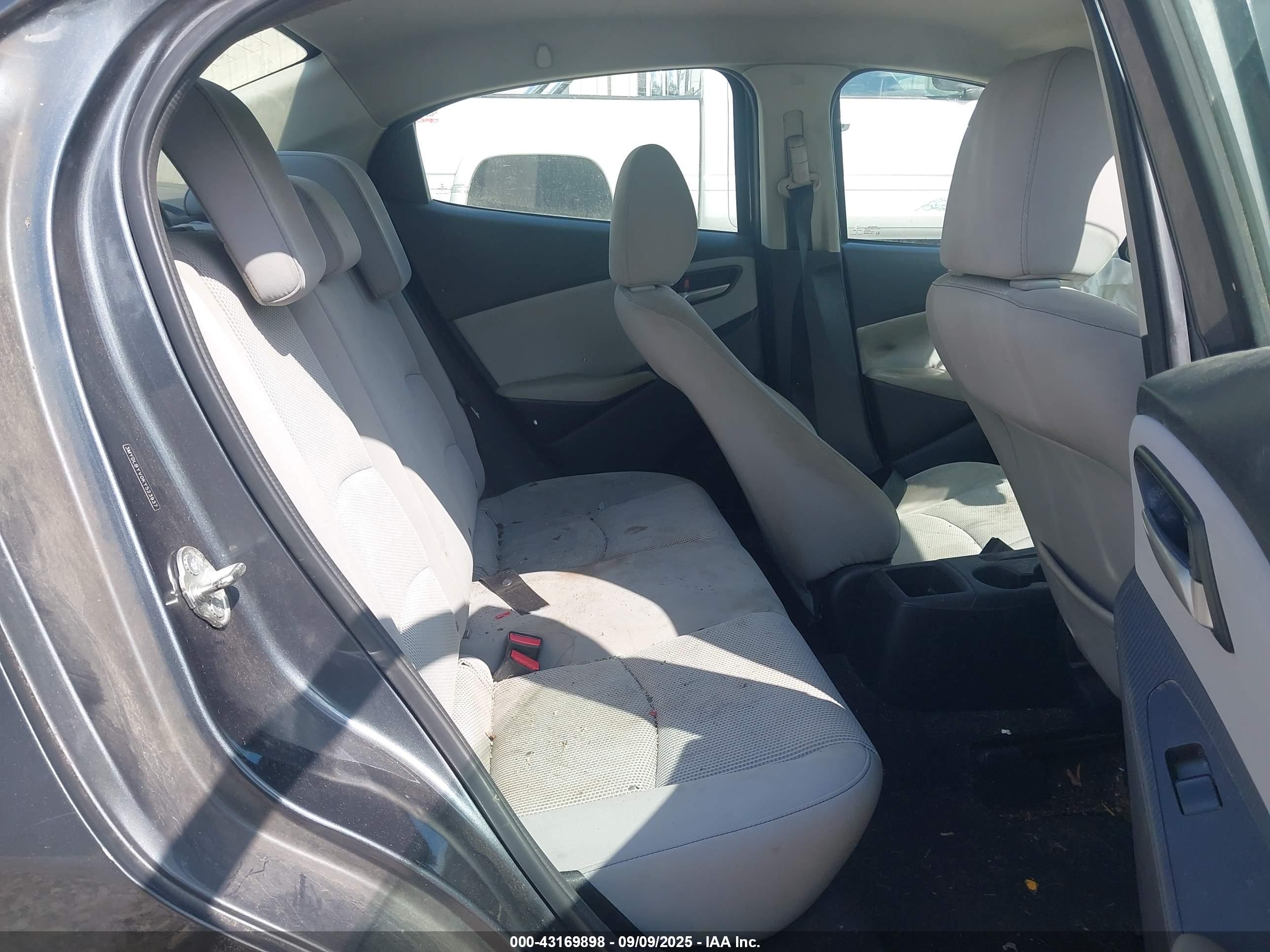 TOYOTA YARIS image 8