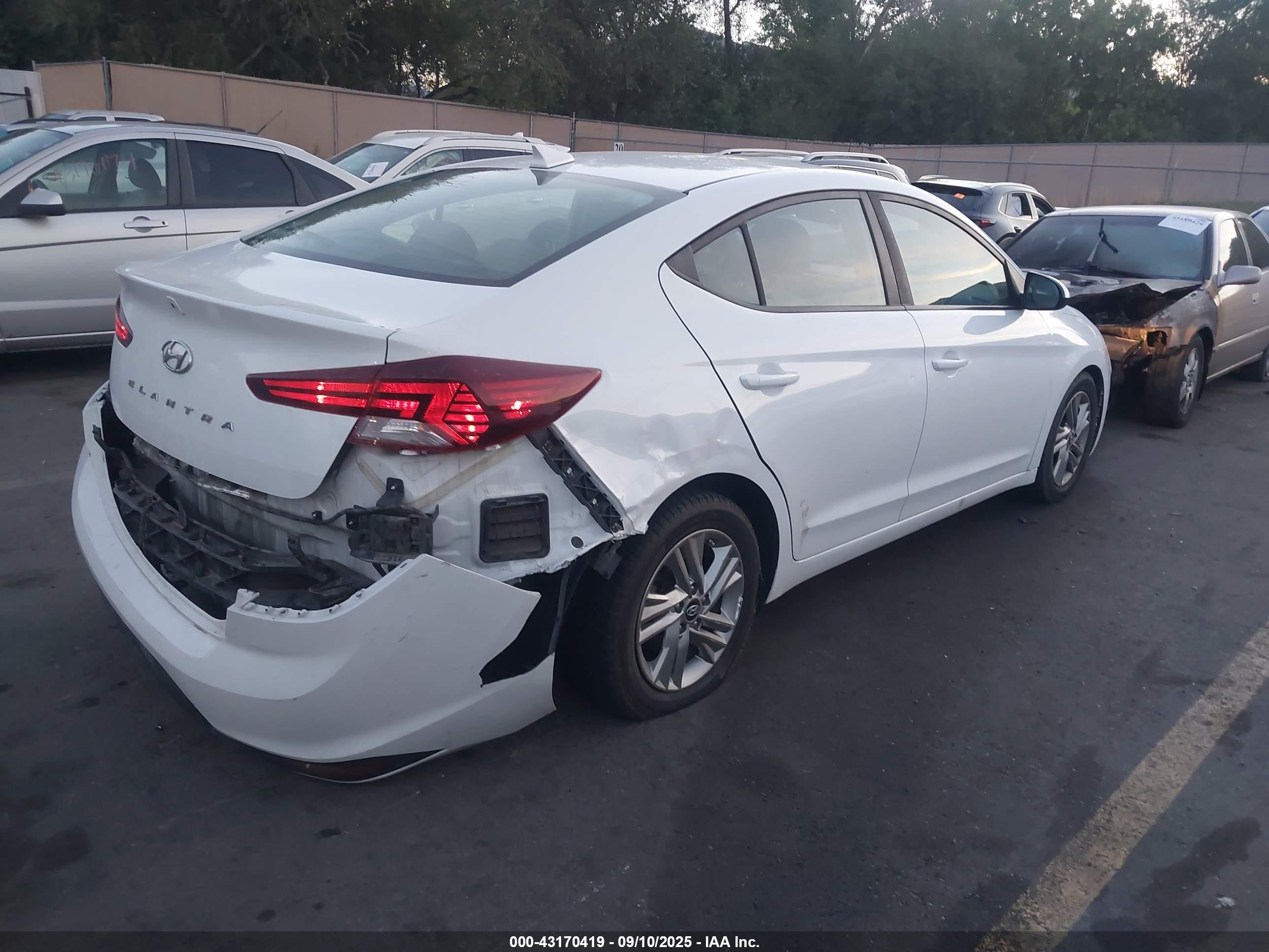 HYUNDAI ELANTRA image 4