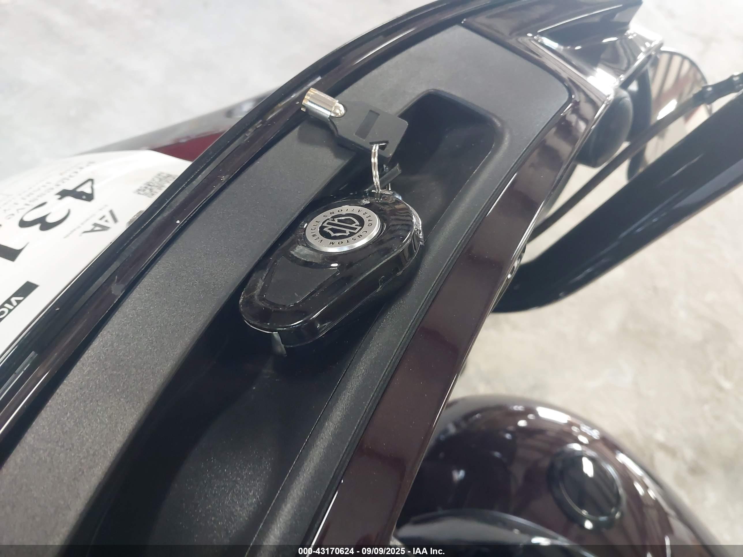 HARLEY-DAVIDSON FLHXSE image 11