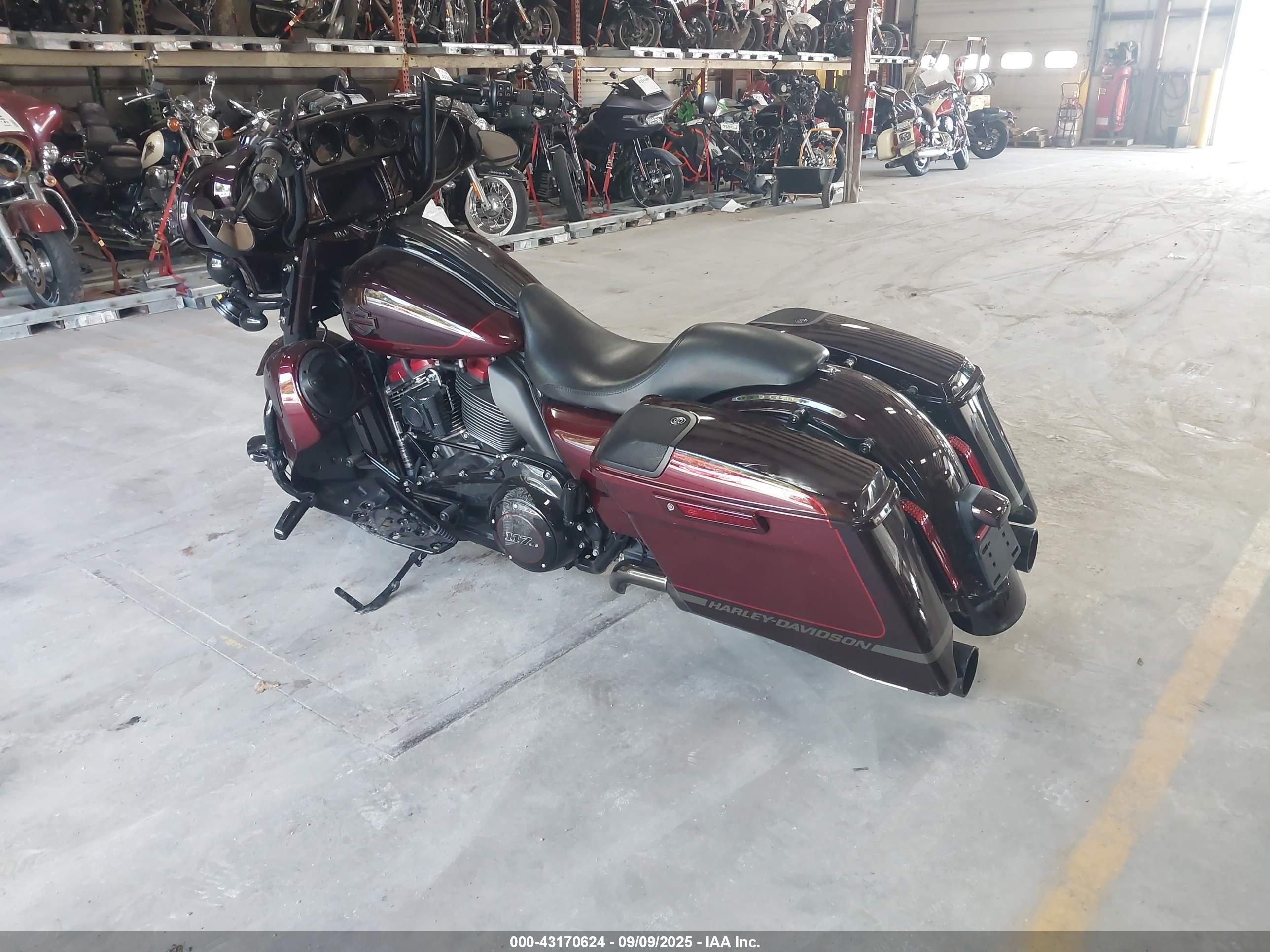 HARLEY-DAVIDSON FLHXSE image 3