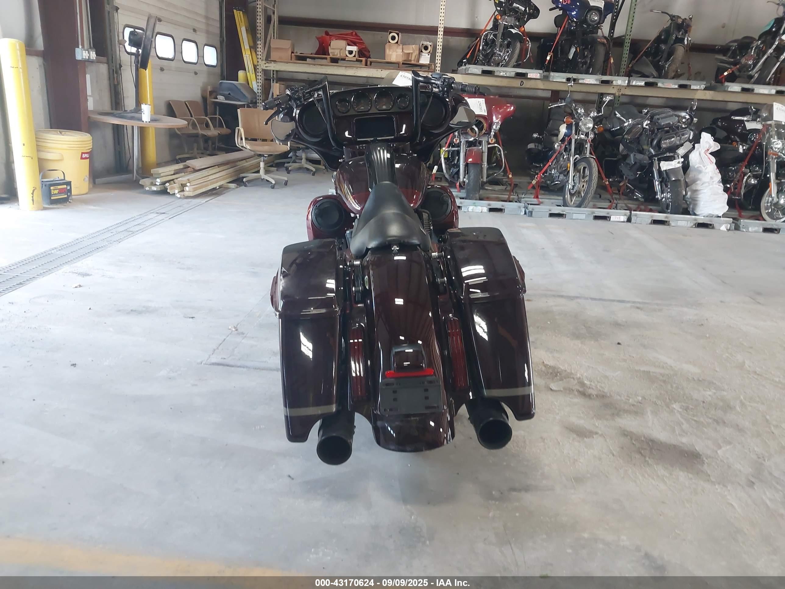 HARLEY-DAVIDSON FLHXSE image 6