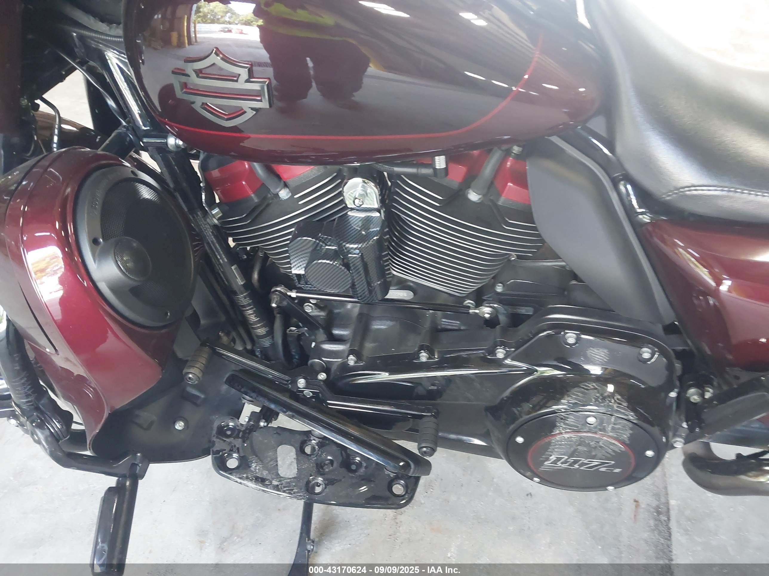 HARLEY-DAVIDSON FLHXSE image 9