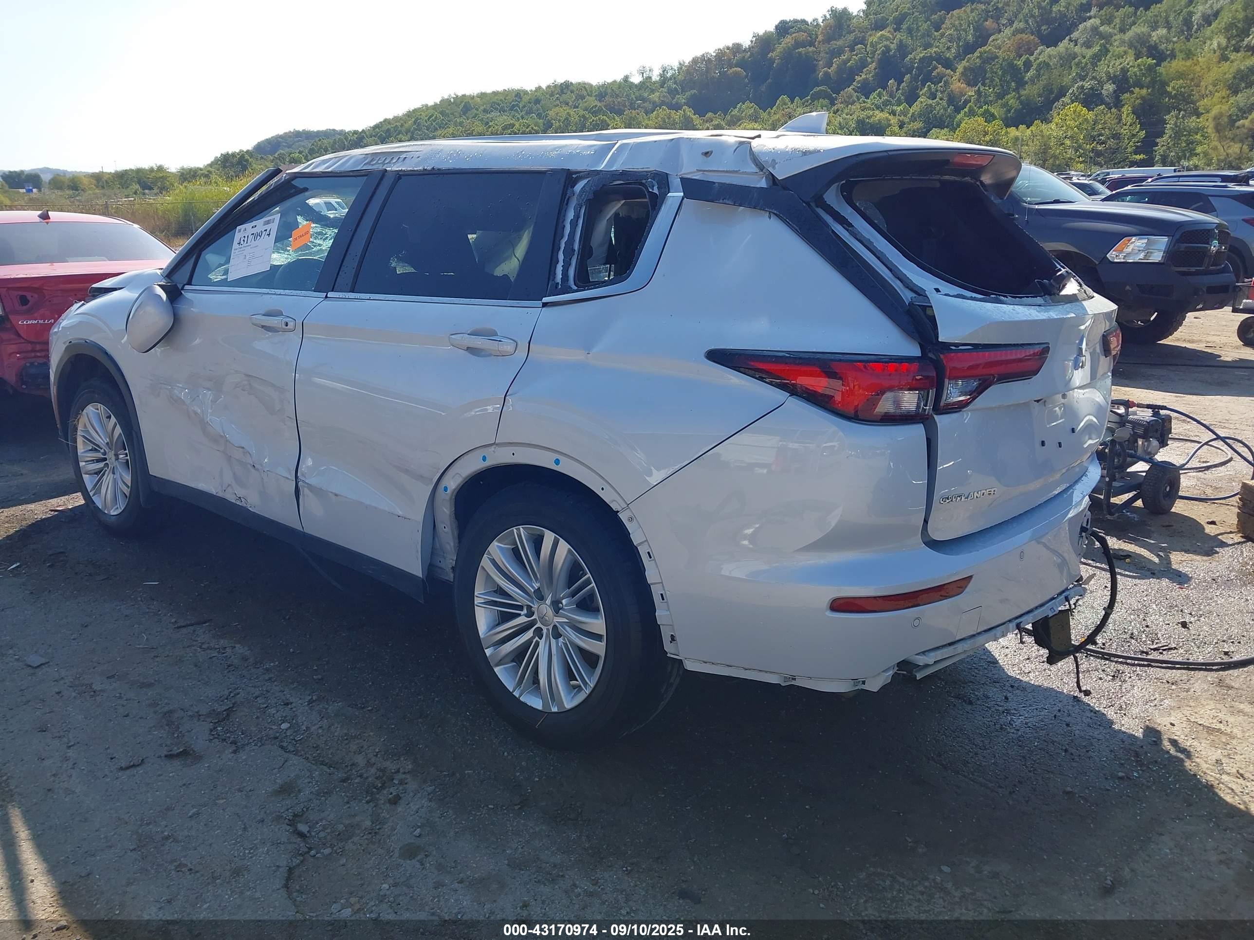 MITSUBISHI OUTLANDER image 3