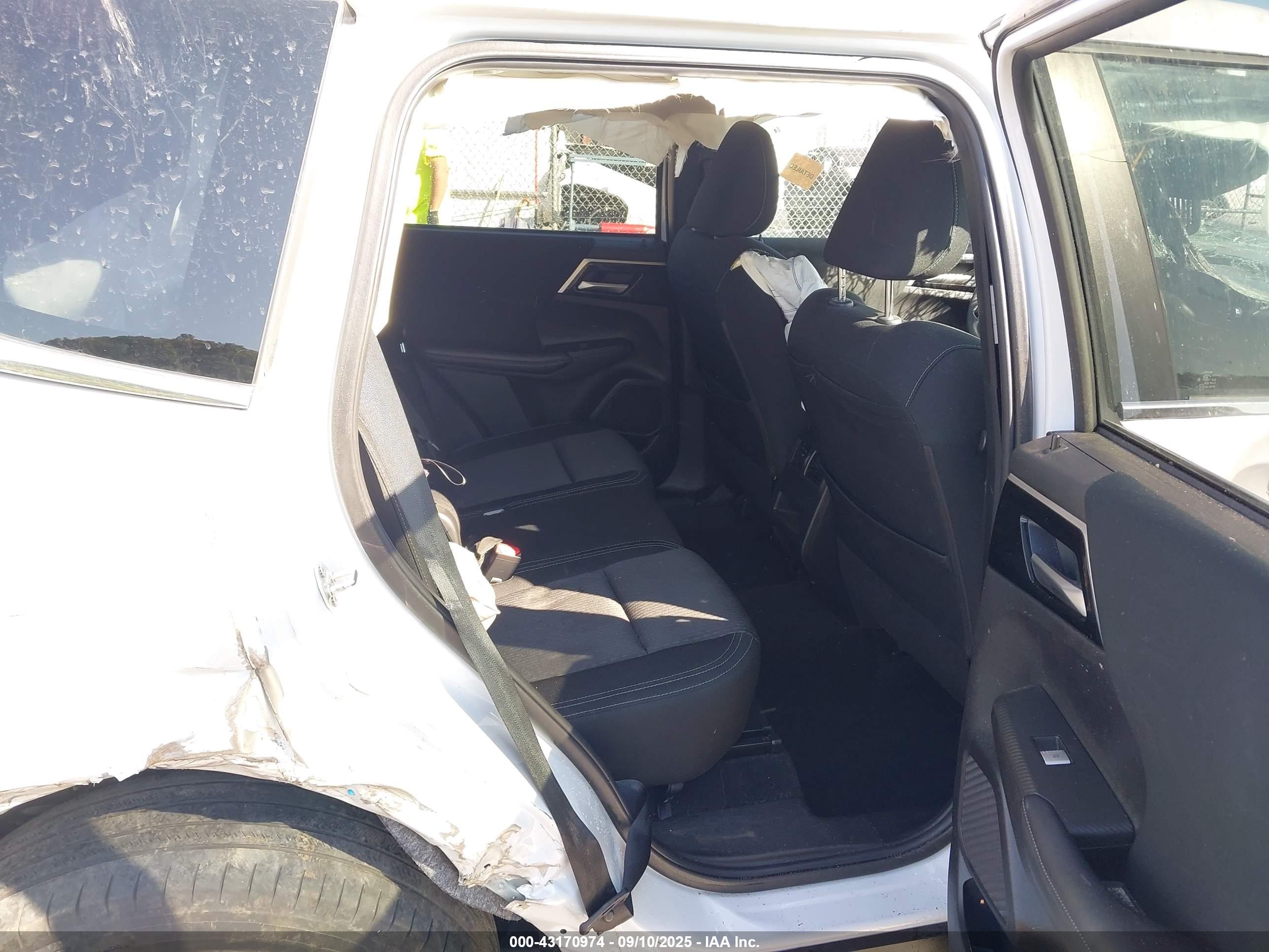 MITSUBISHI OUTLANDER image 8