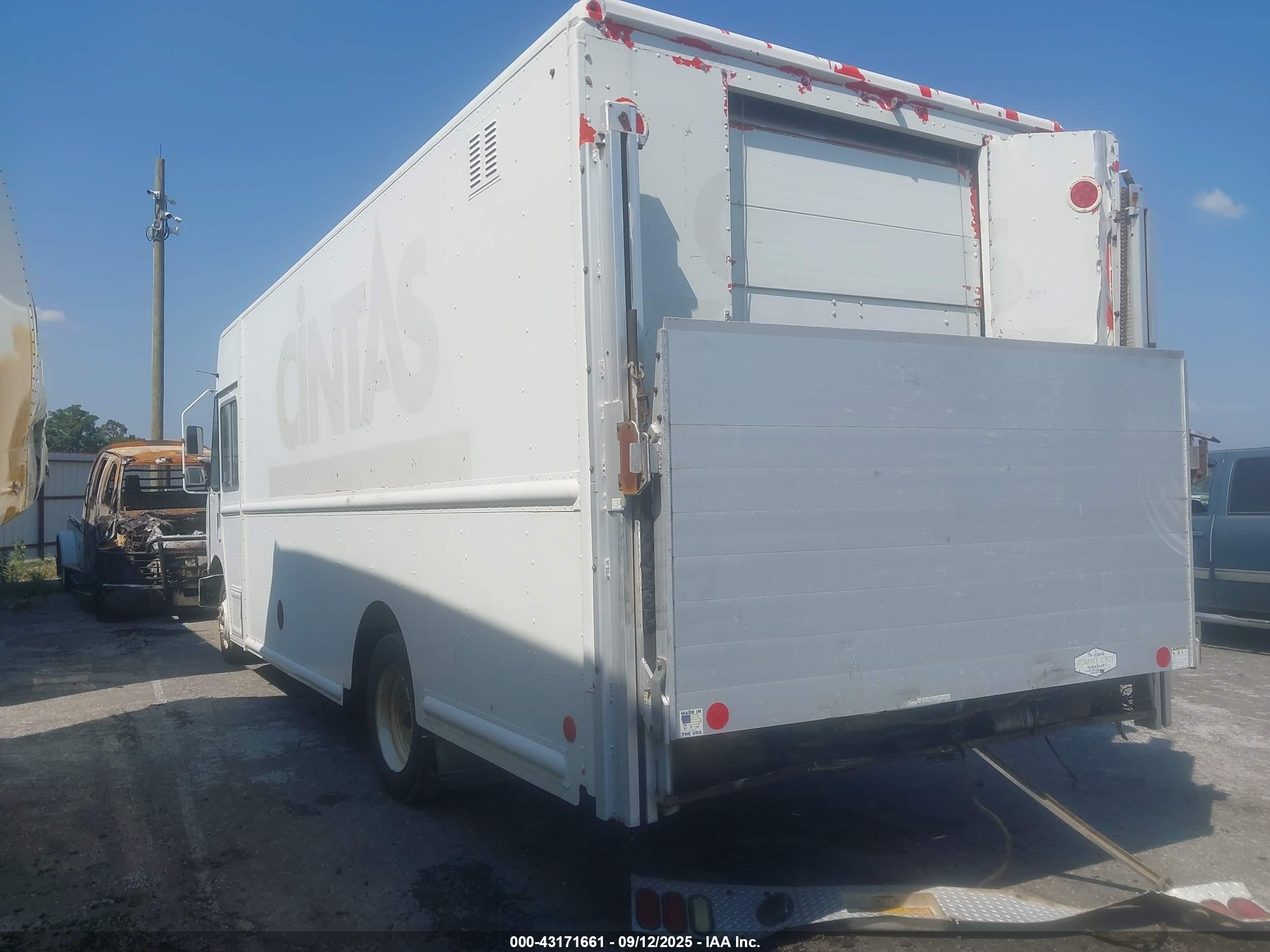 FREIGHTLINER CHASSIS image 3