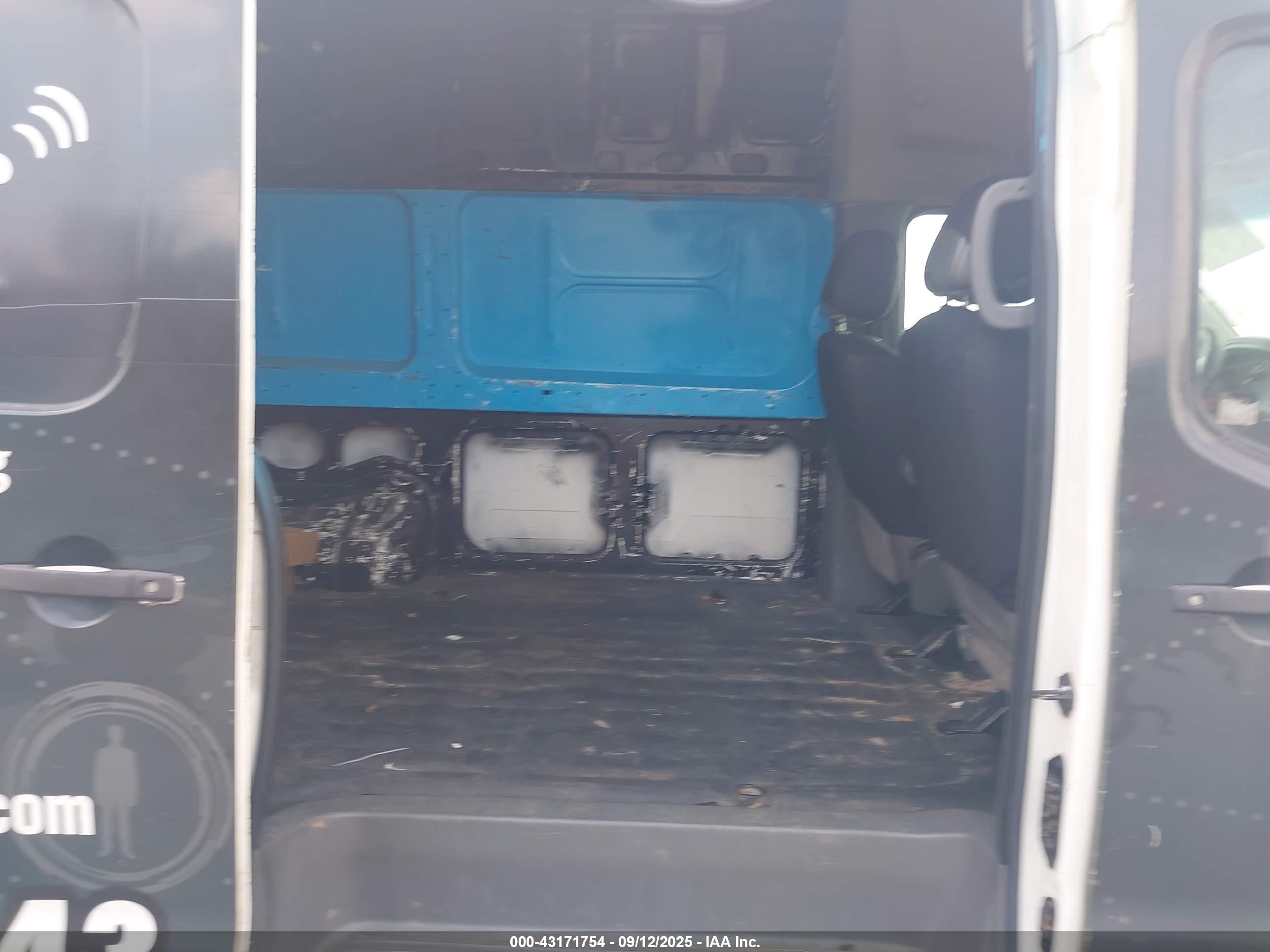 NISSAN NV image 8