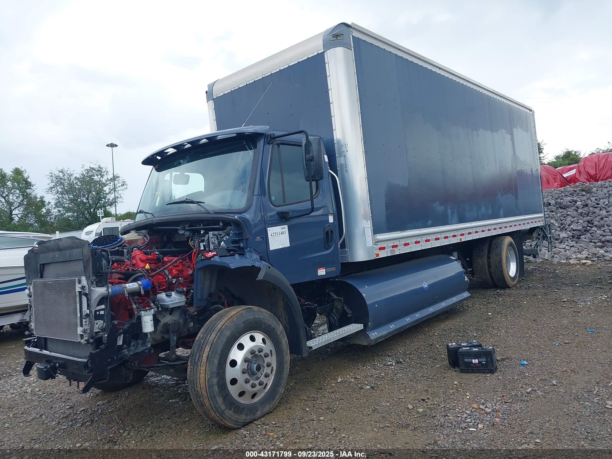 FREIGHTLINER M2 image 2