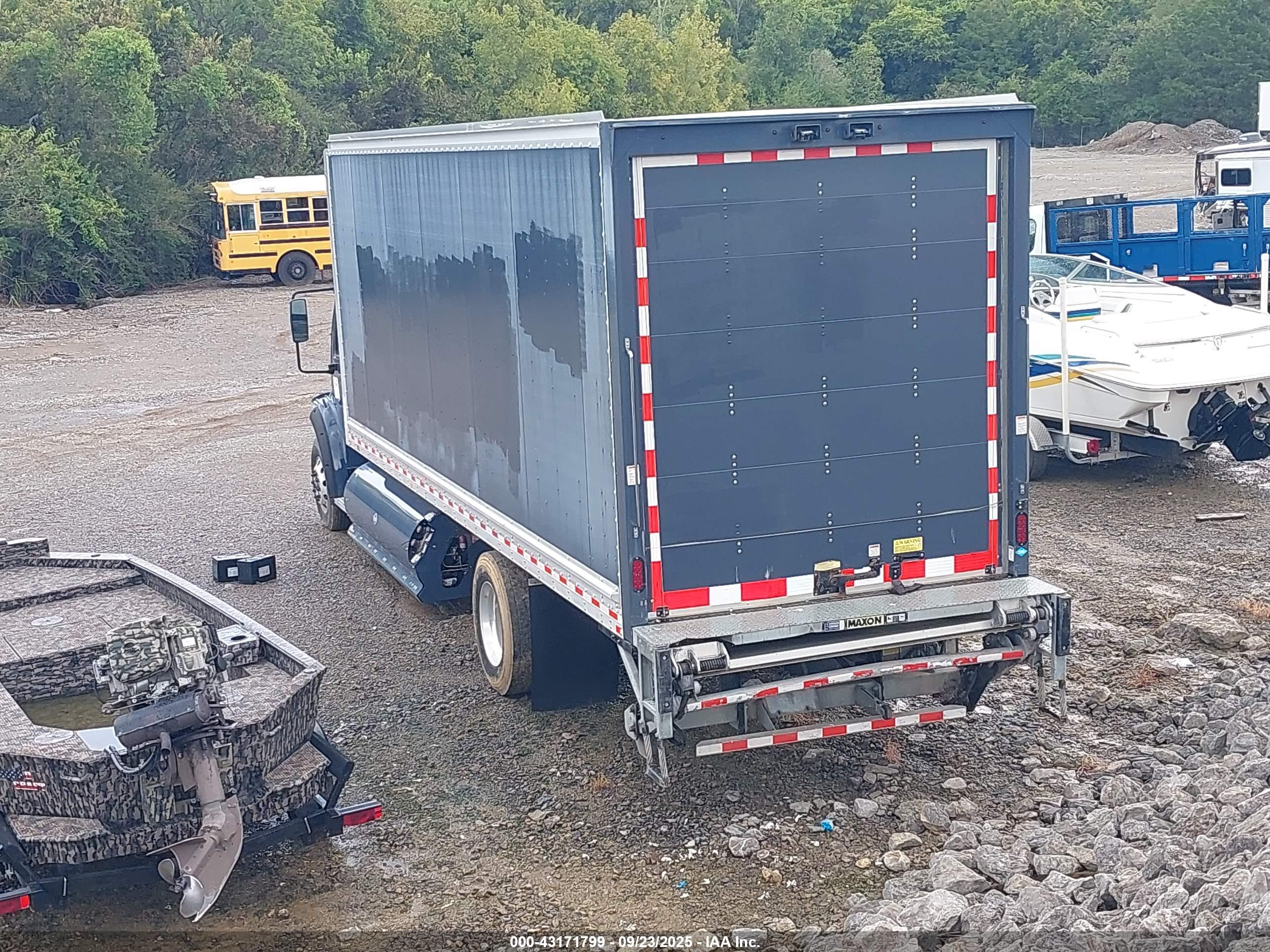 FREIGHTLINER M2 image 3