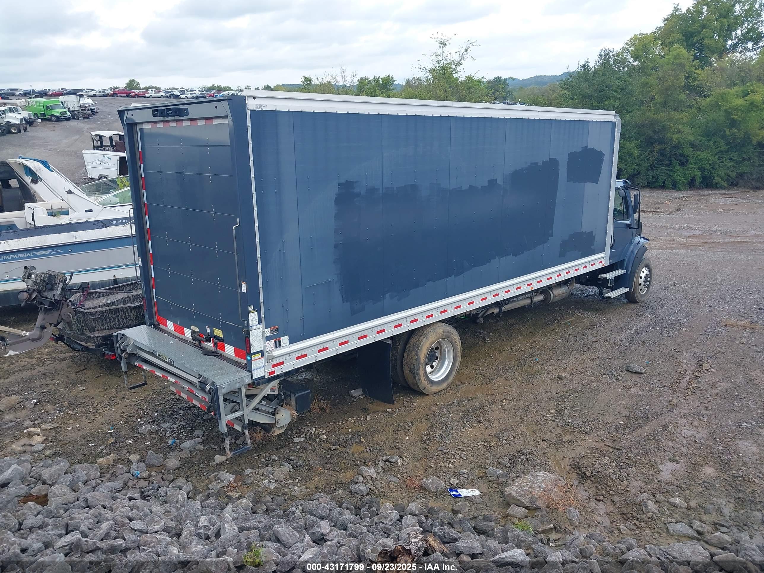 FREIGHTLINER M2 image 4