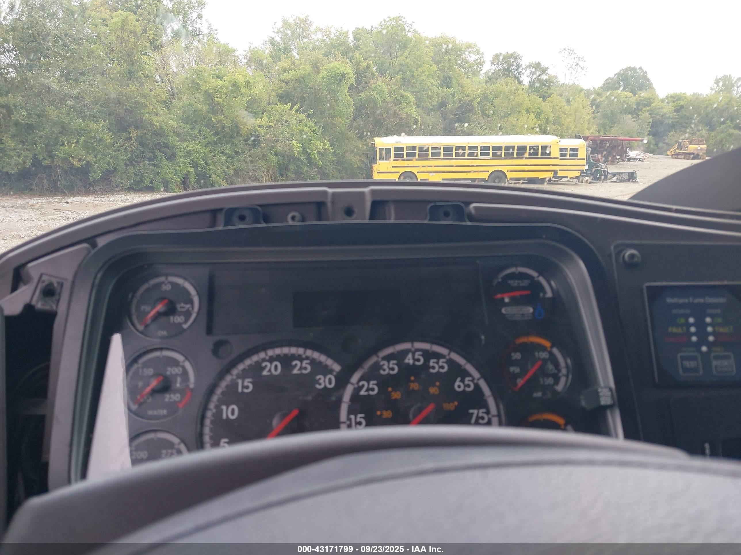 FREIGHTLINER M2 image 6
