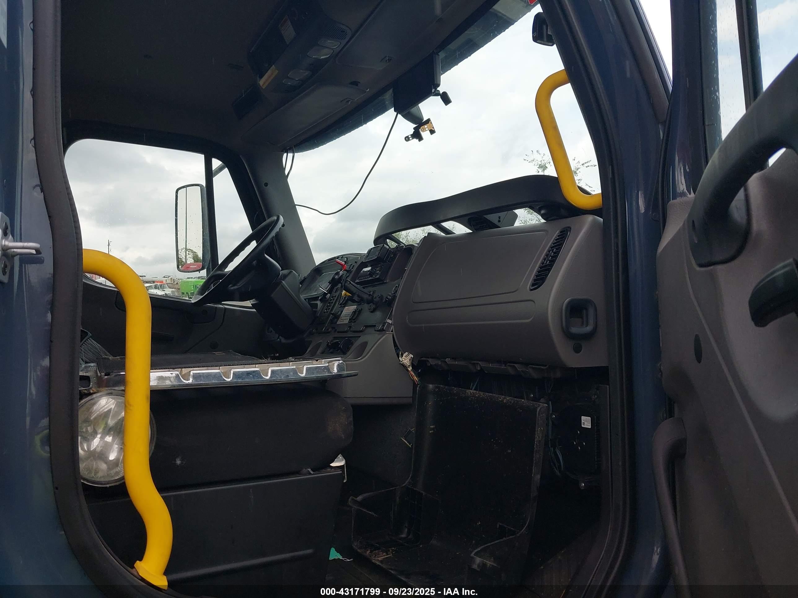 FREIGHTLINER M2 image 7