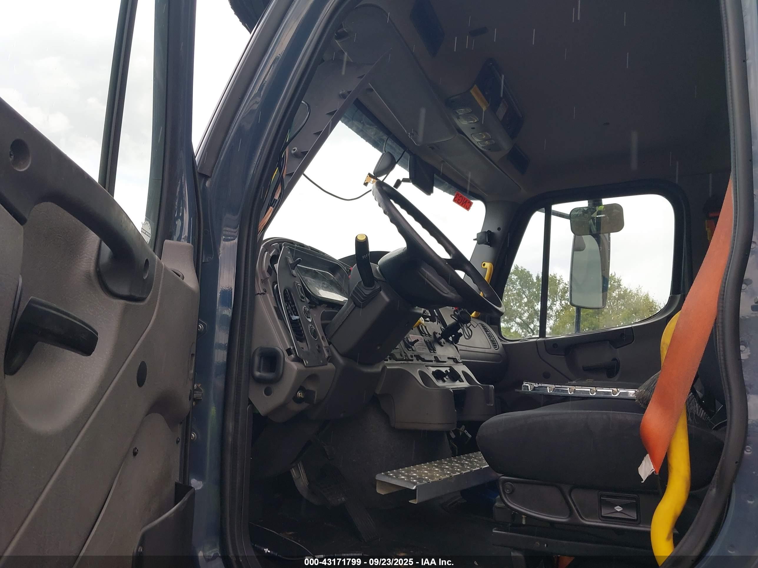 FREIGHTLINER M2 image 8