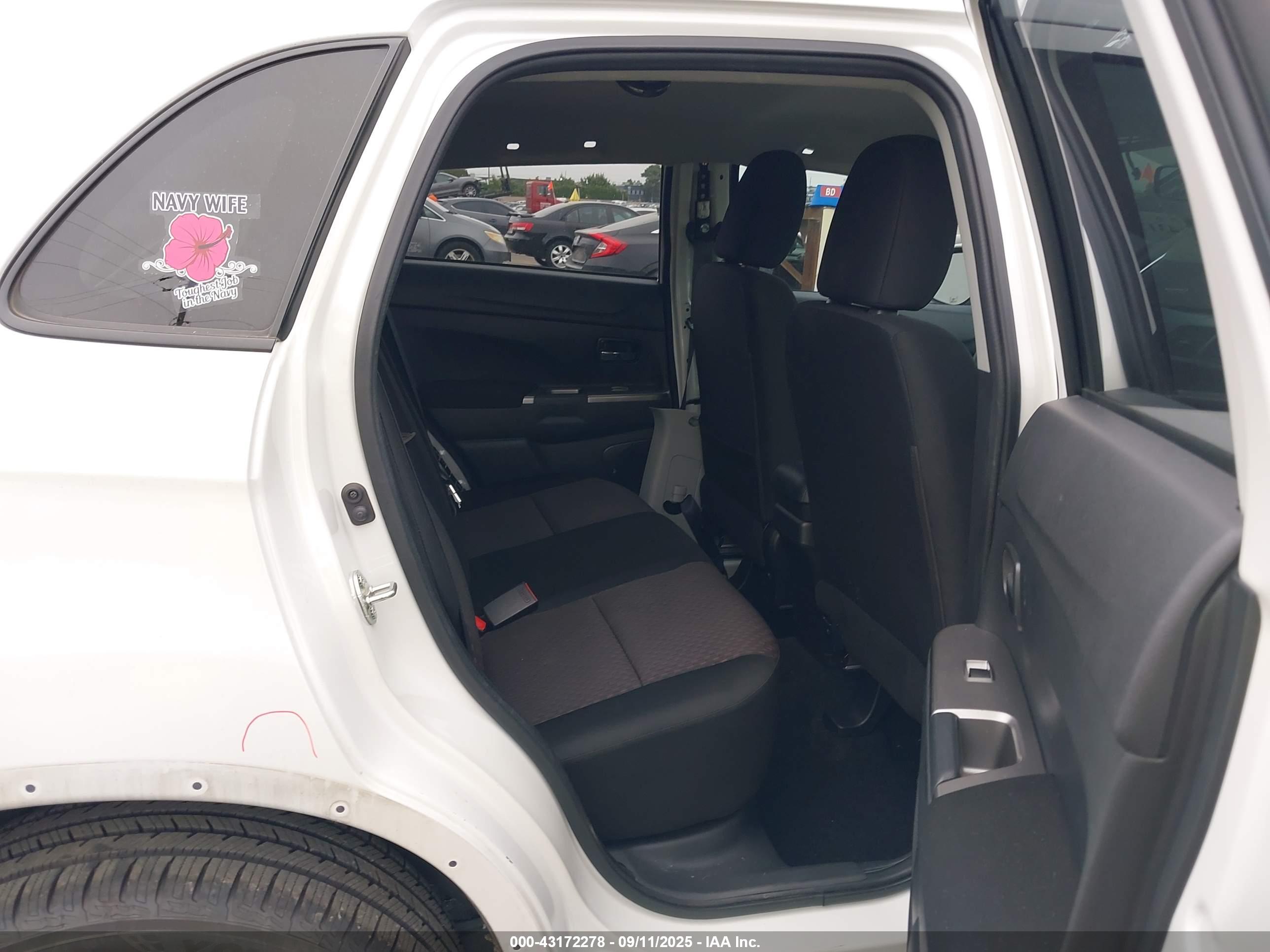 MITSUBISHI OUTLANDER image 8