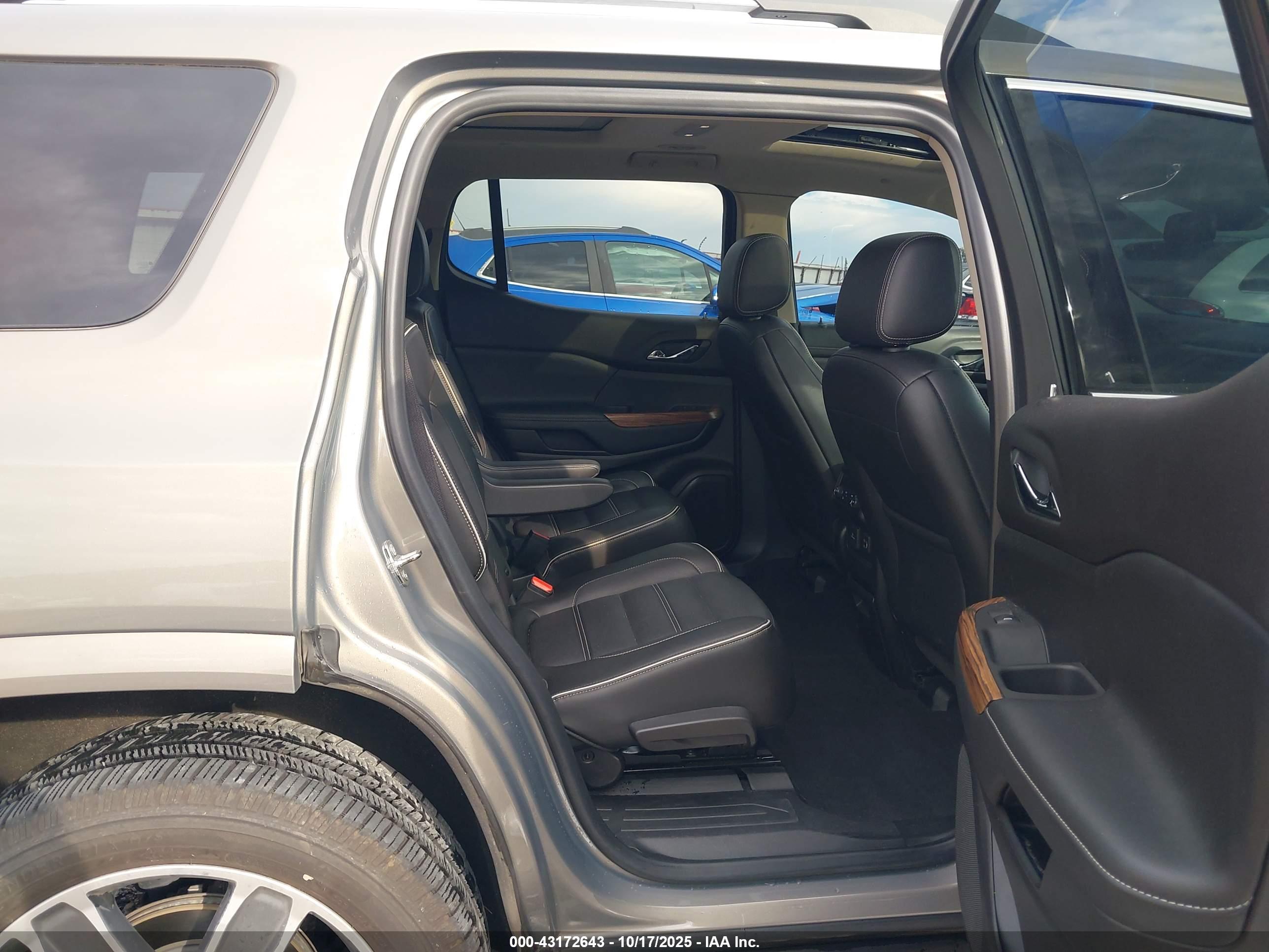 GMC ACADIA image 8