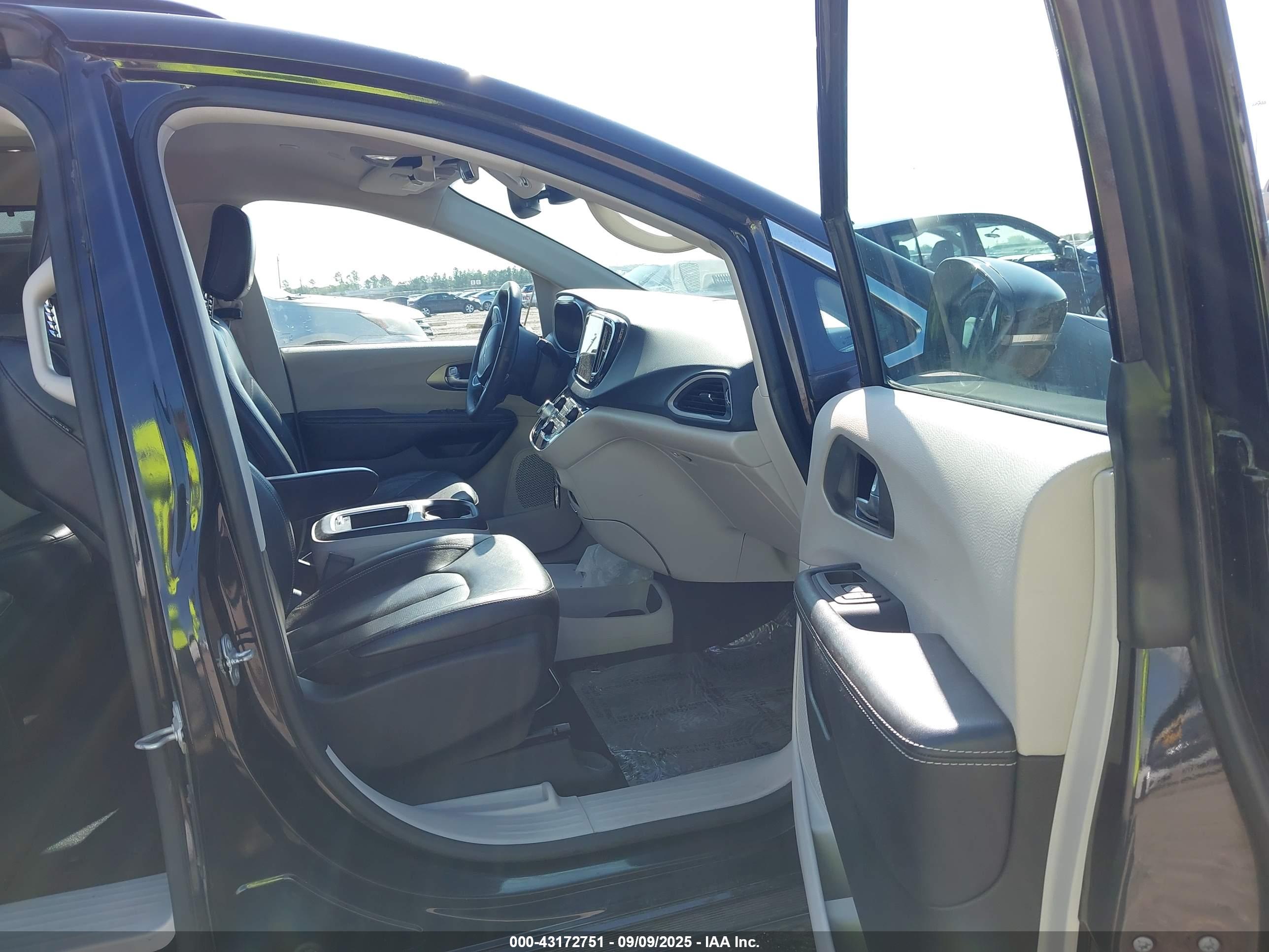 CHRYSLER PACIFICA image 5