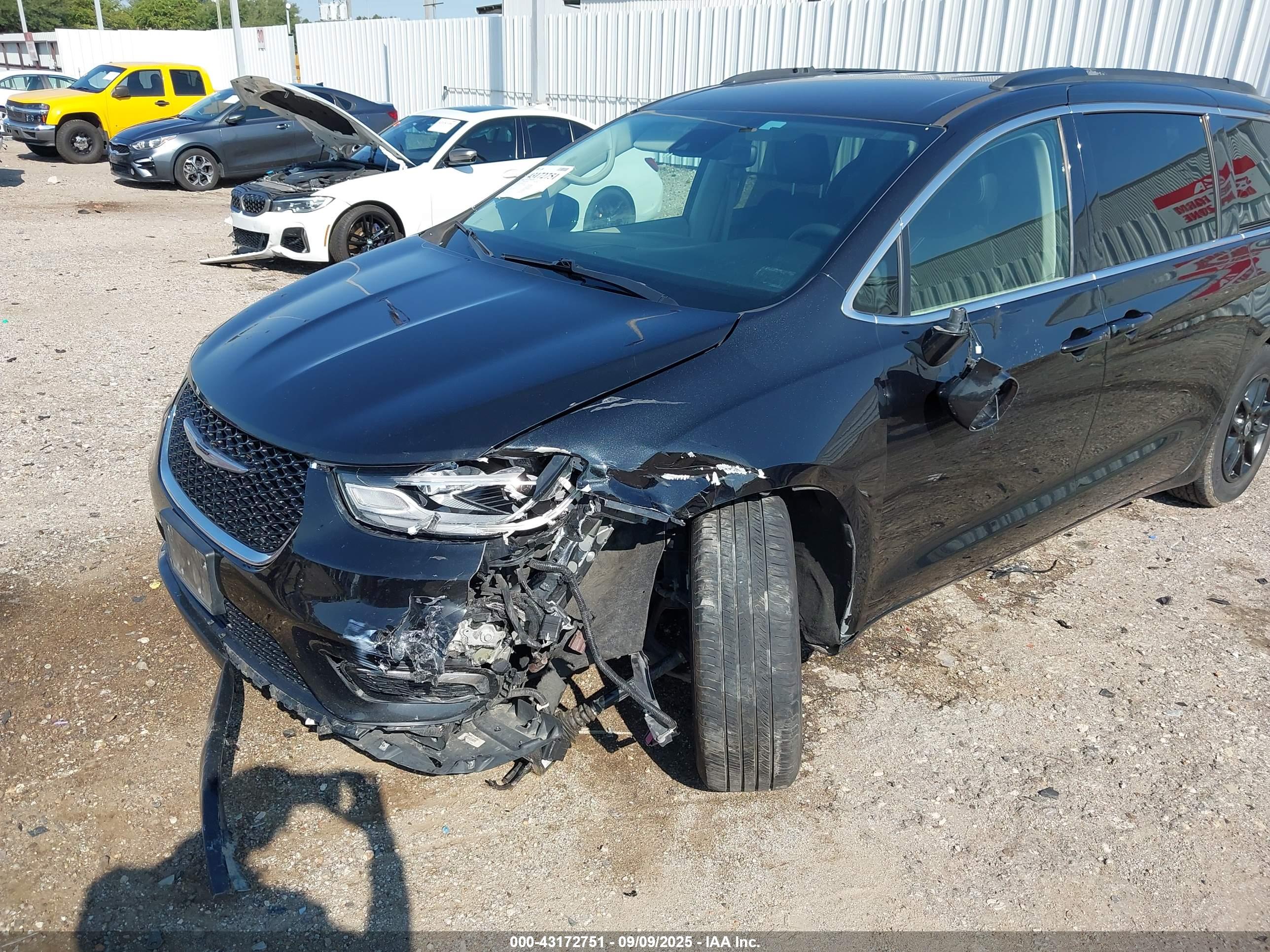 CHRYSLER PACIFICA image 6