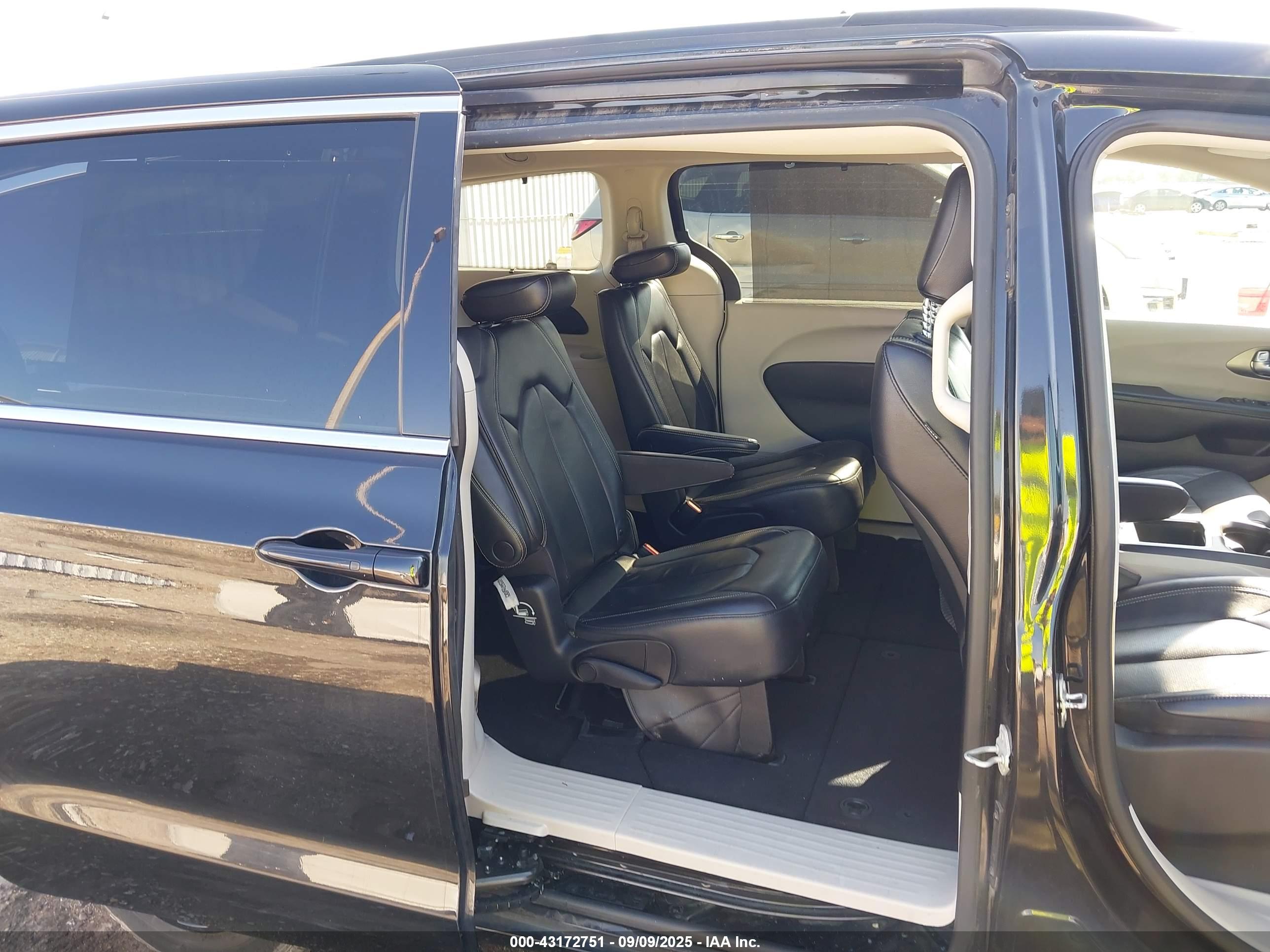 CHRYSLER PACIFICA image 8