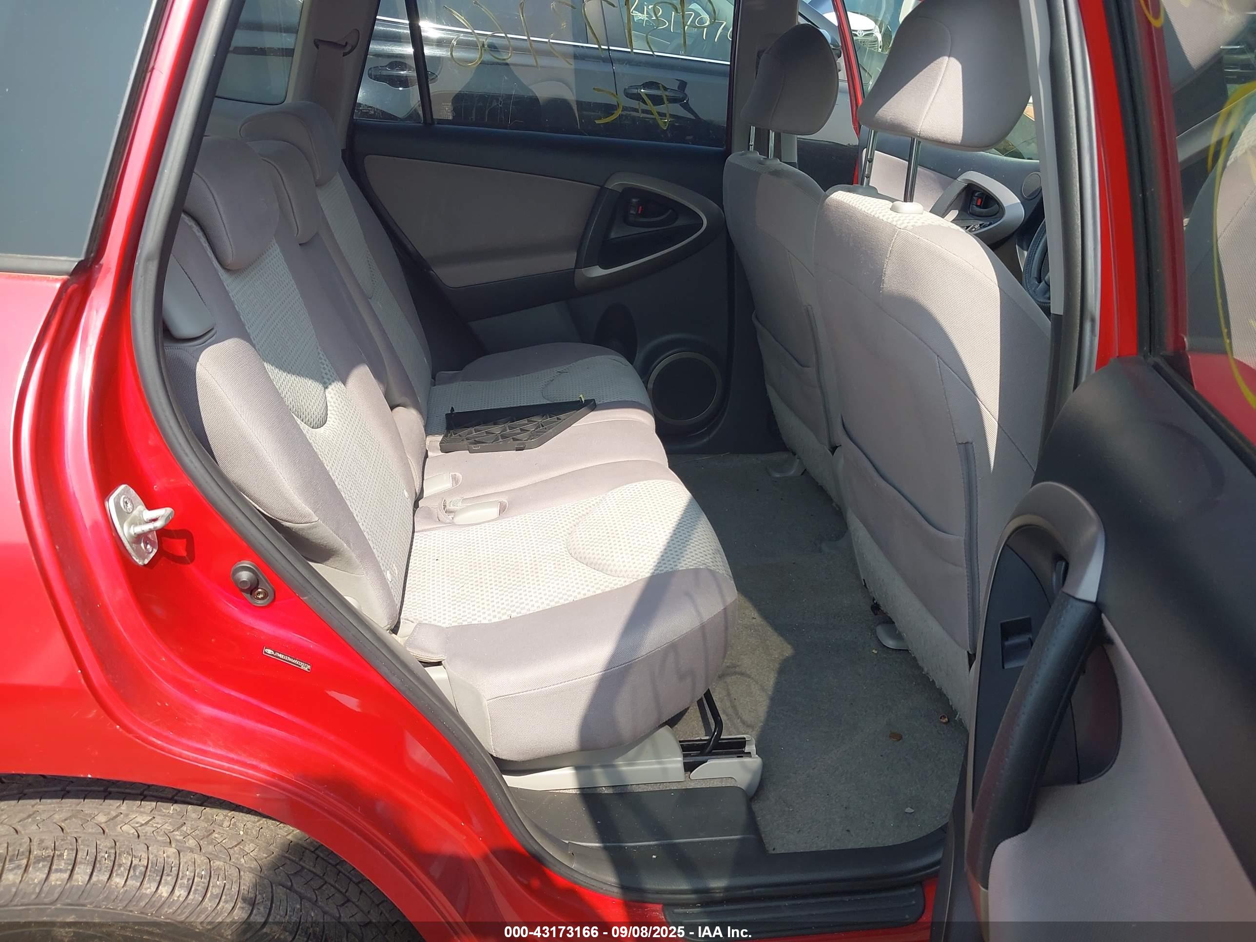 TOYOTA RAV4 image 8