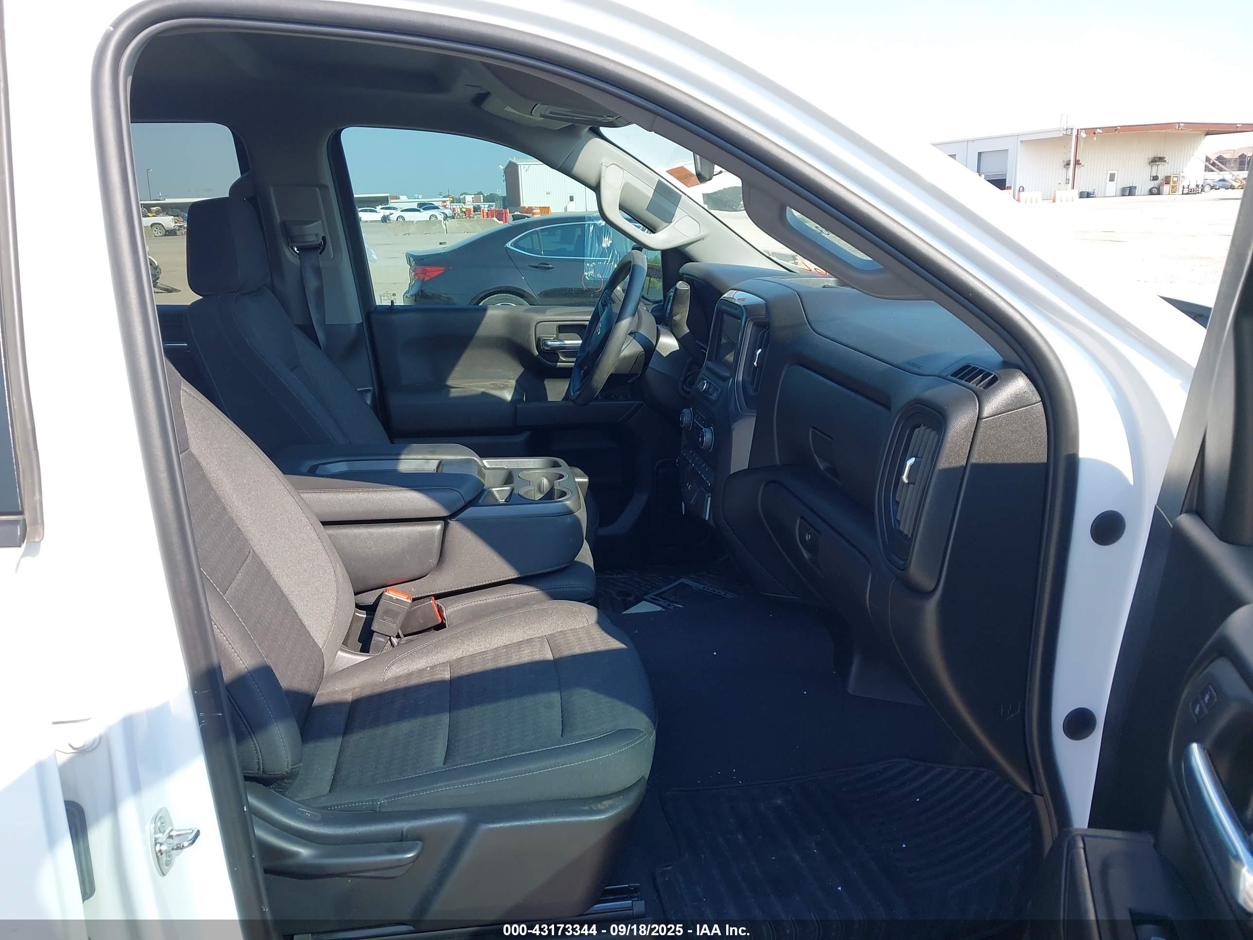 CHEVROLET SILVERADO image 5