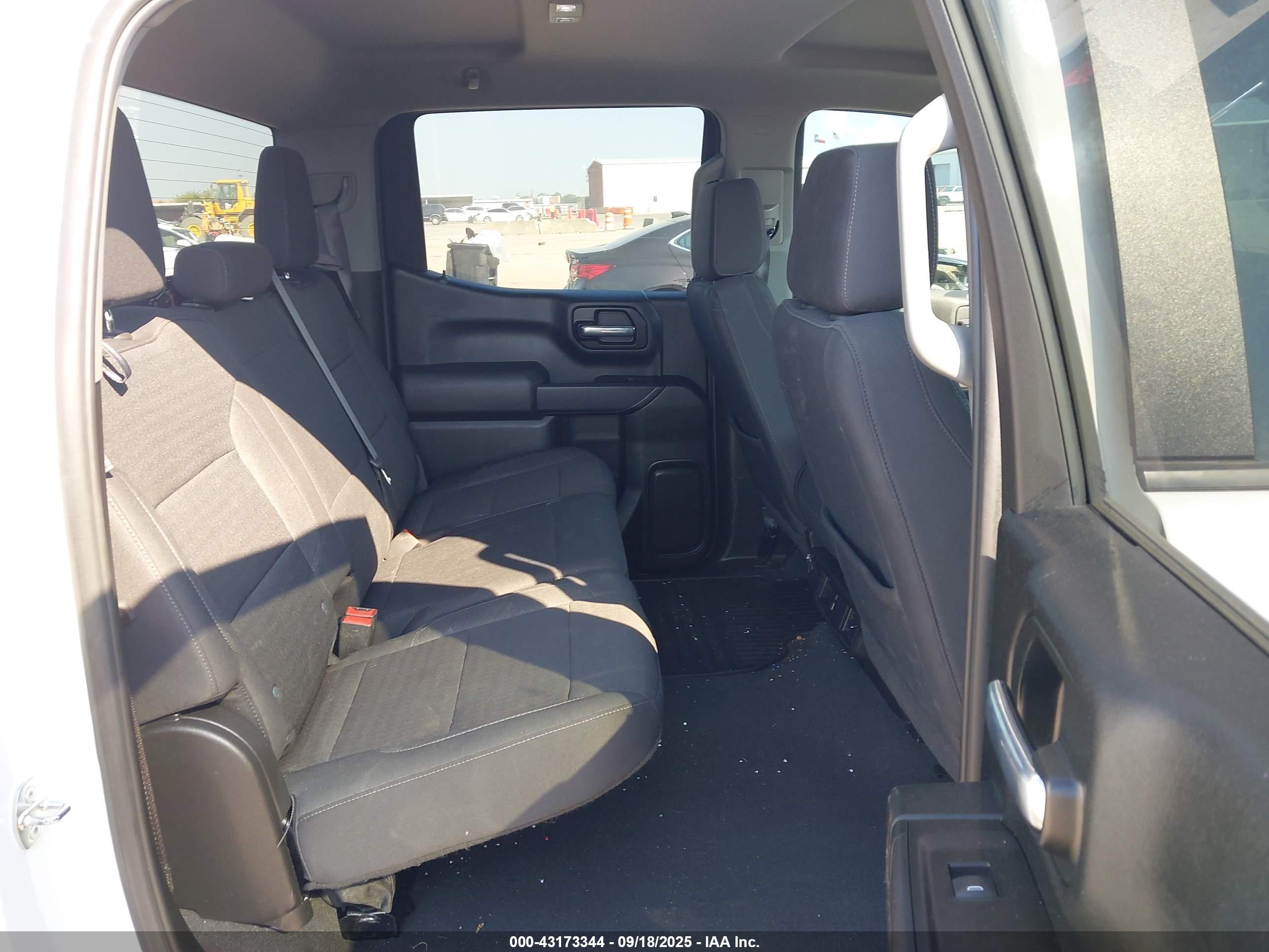 CHEVROLET SILVERADO image 8