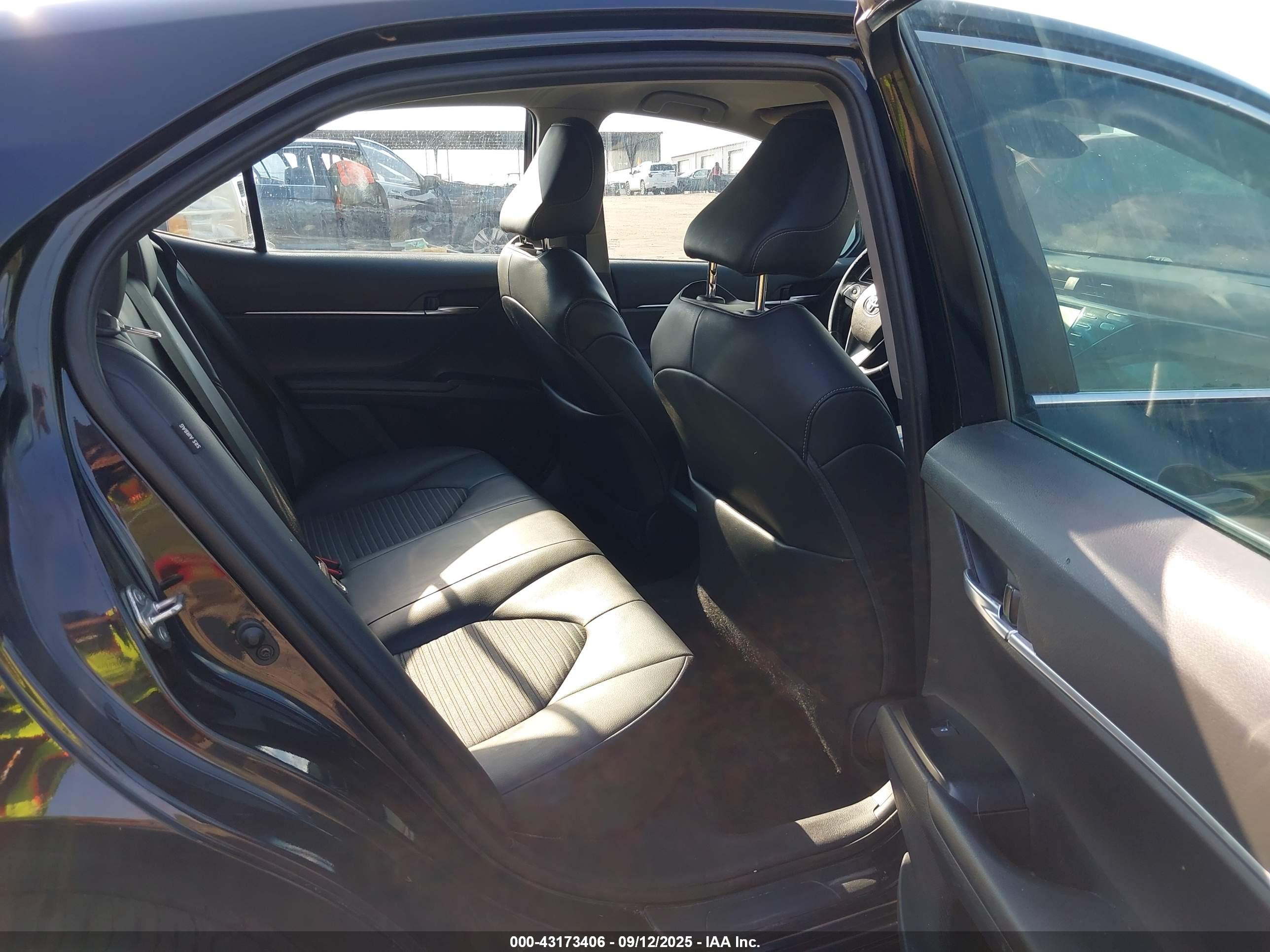 TOYOTA CAMRY image 8