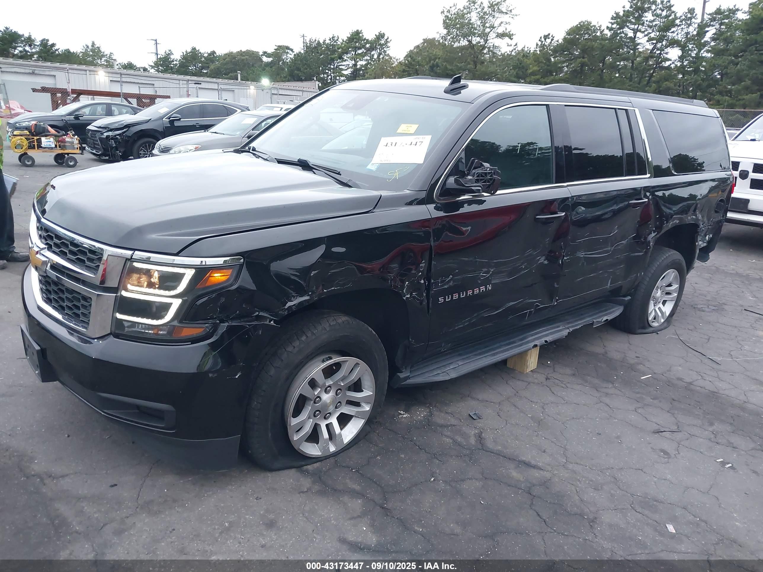 CHEVROLET SUBURBAN image 2