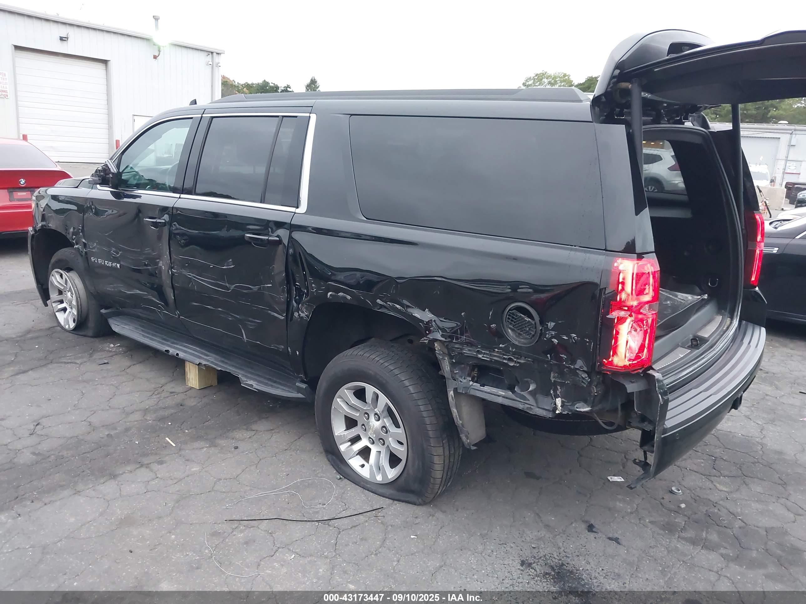 CHEVROLET SUBURBAN image 3
