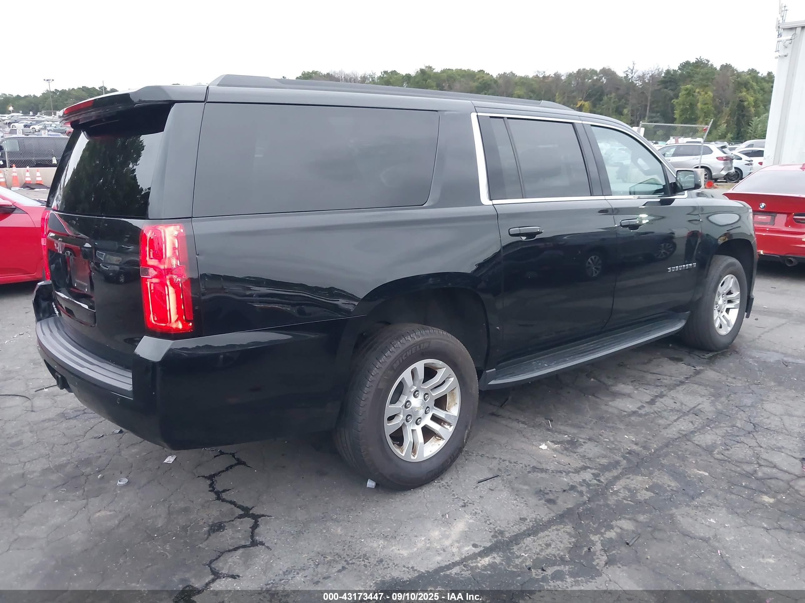 CHEVROLET SUBURBAN image 4
