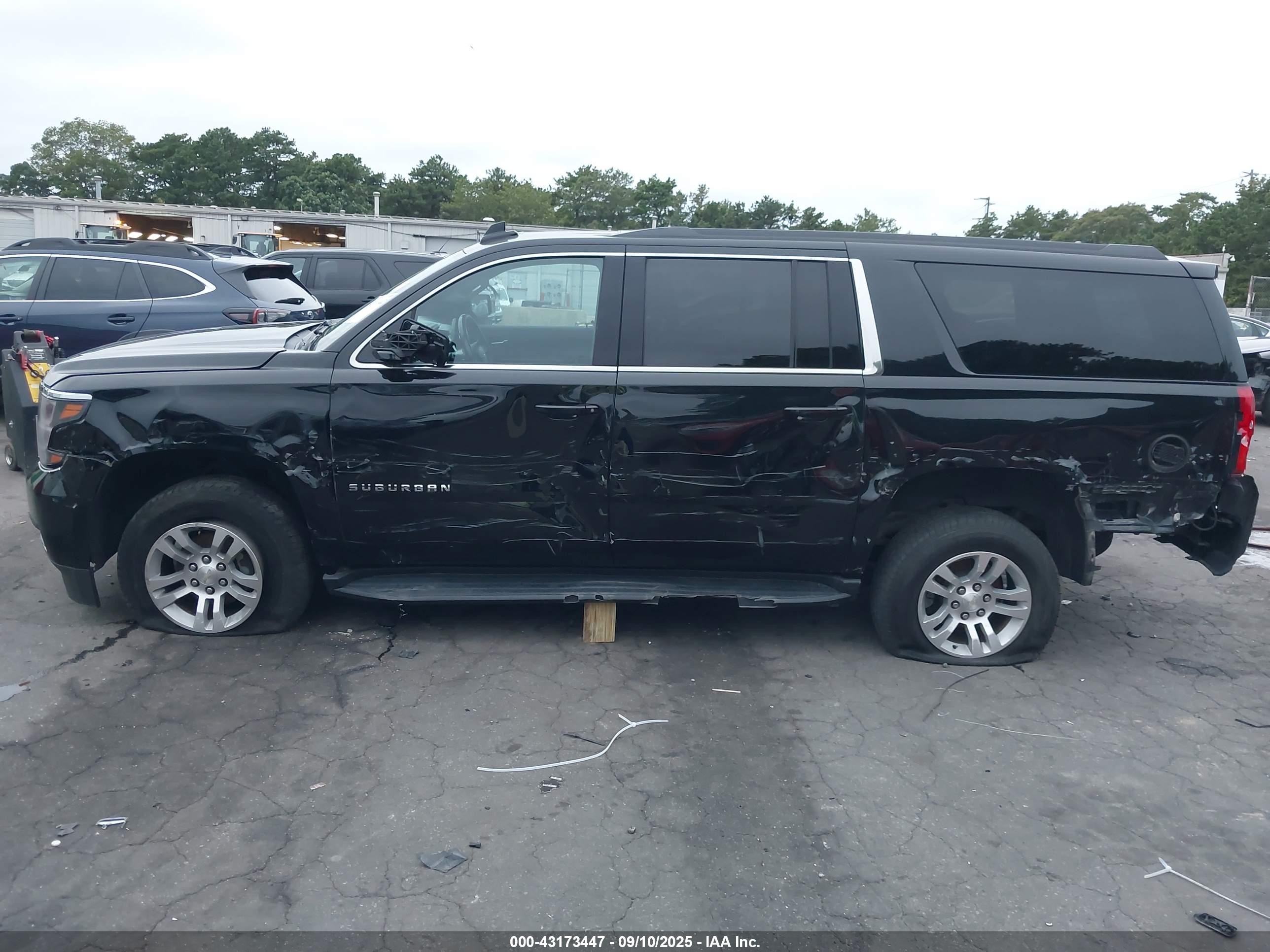 CHEVROLET SUBURBAN image 6
