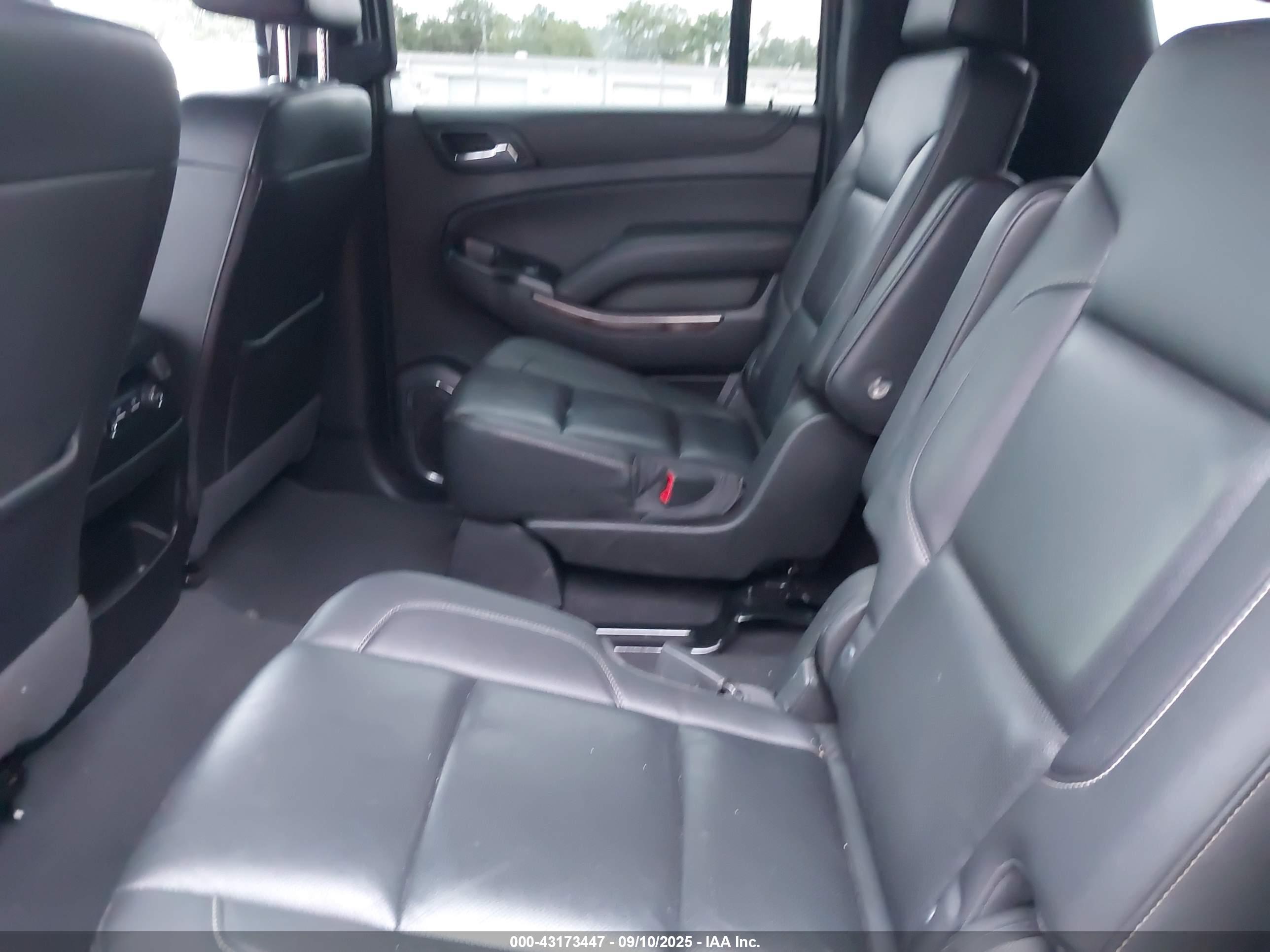 CHEVROLET SUBURBAN image 8