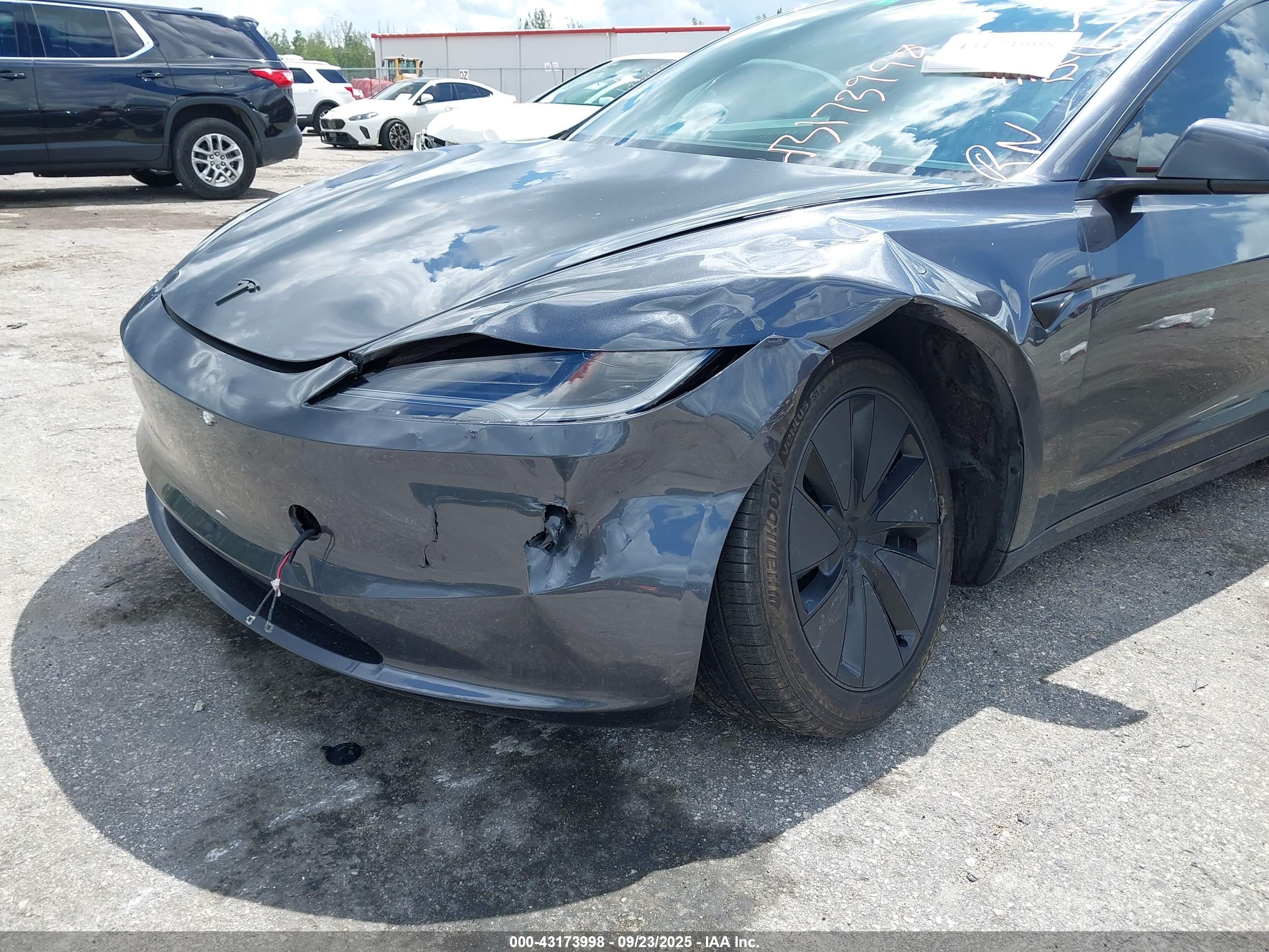 TESLA MODEL image 6