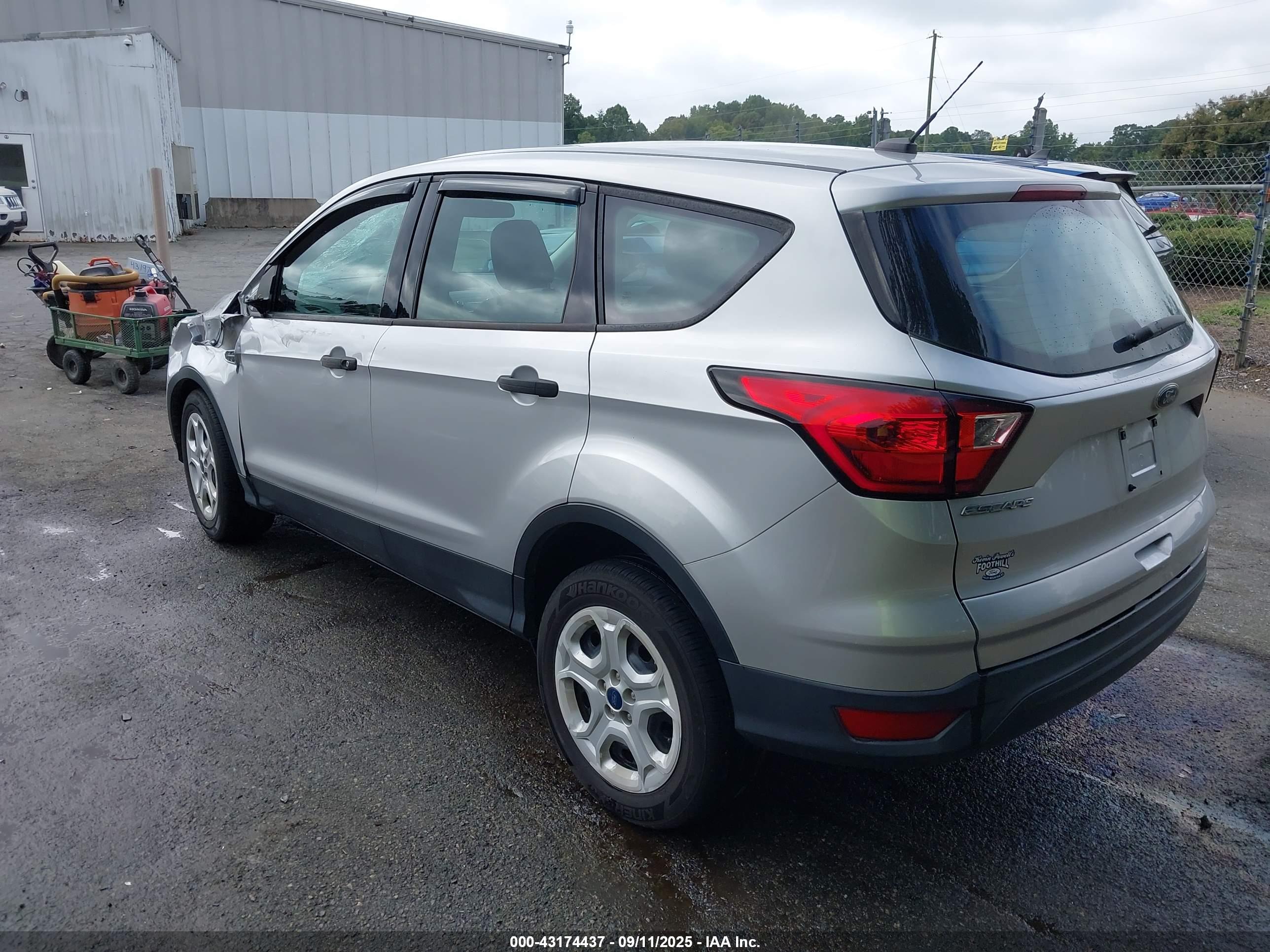 FORD ESCAPE image 3