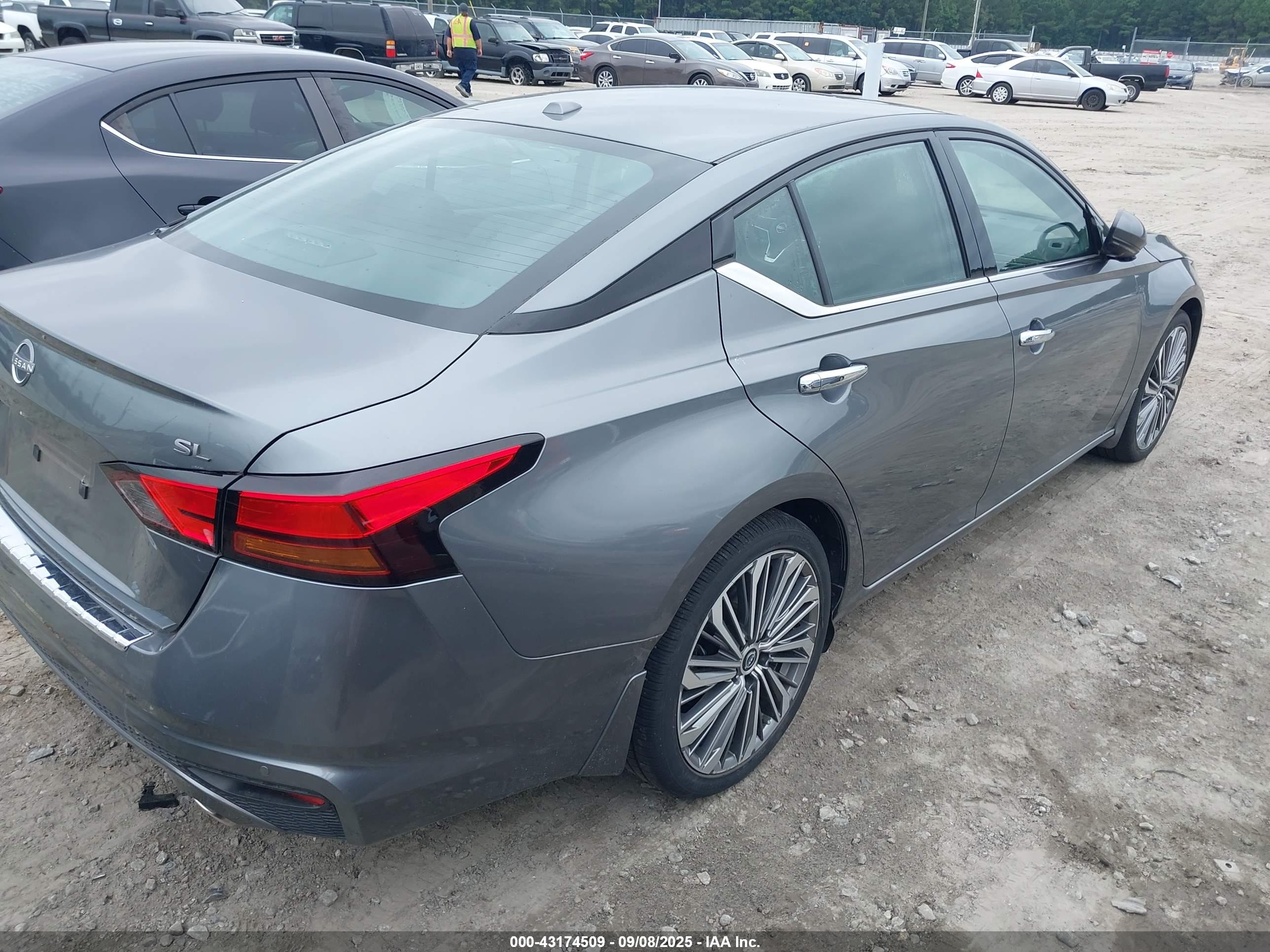 NISSAN ALTIMA image 4