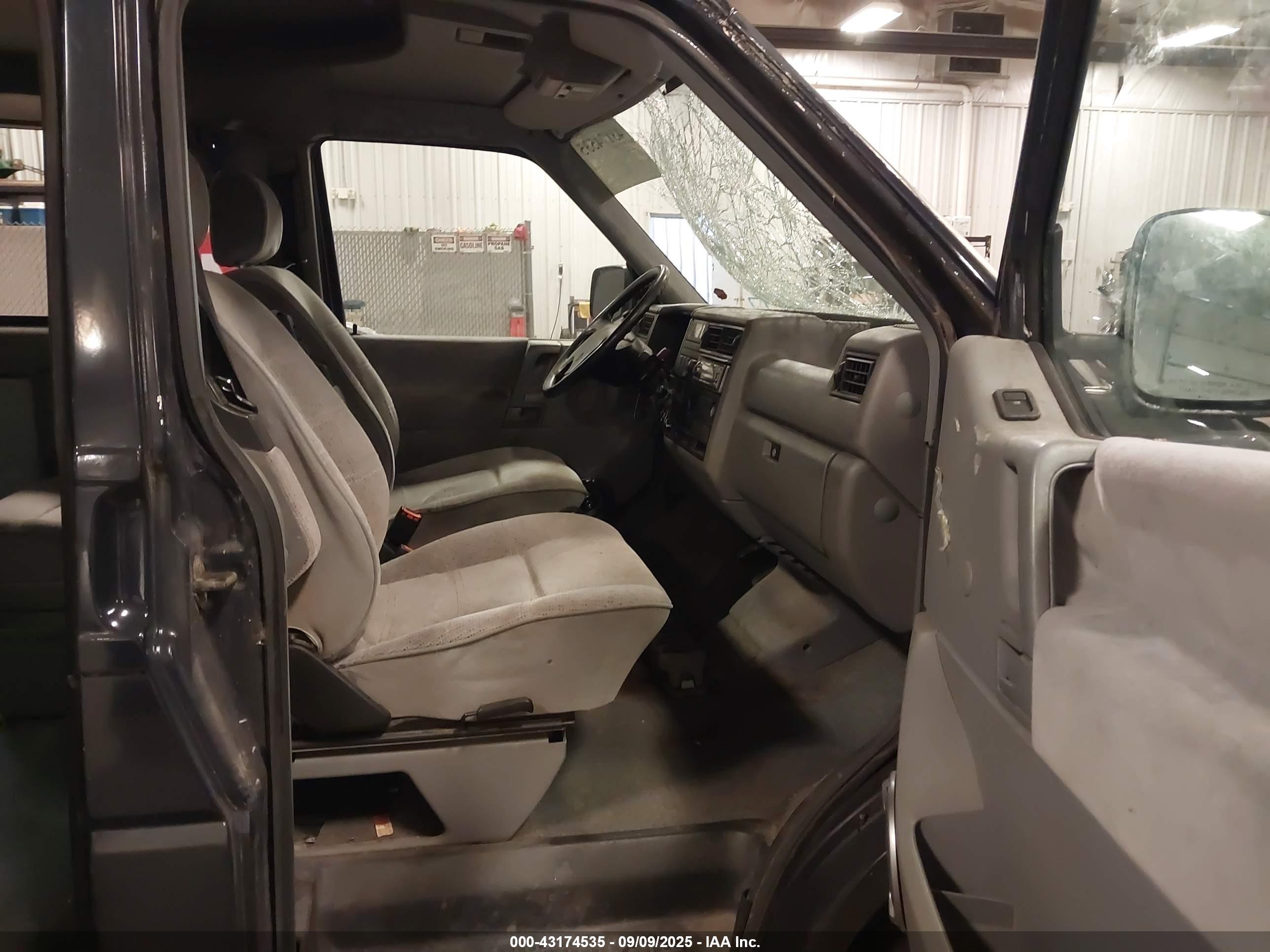 VOLKSWAGEN EUROVAN image 5