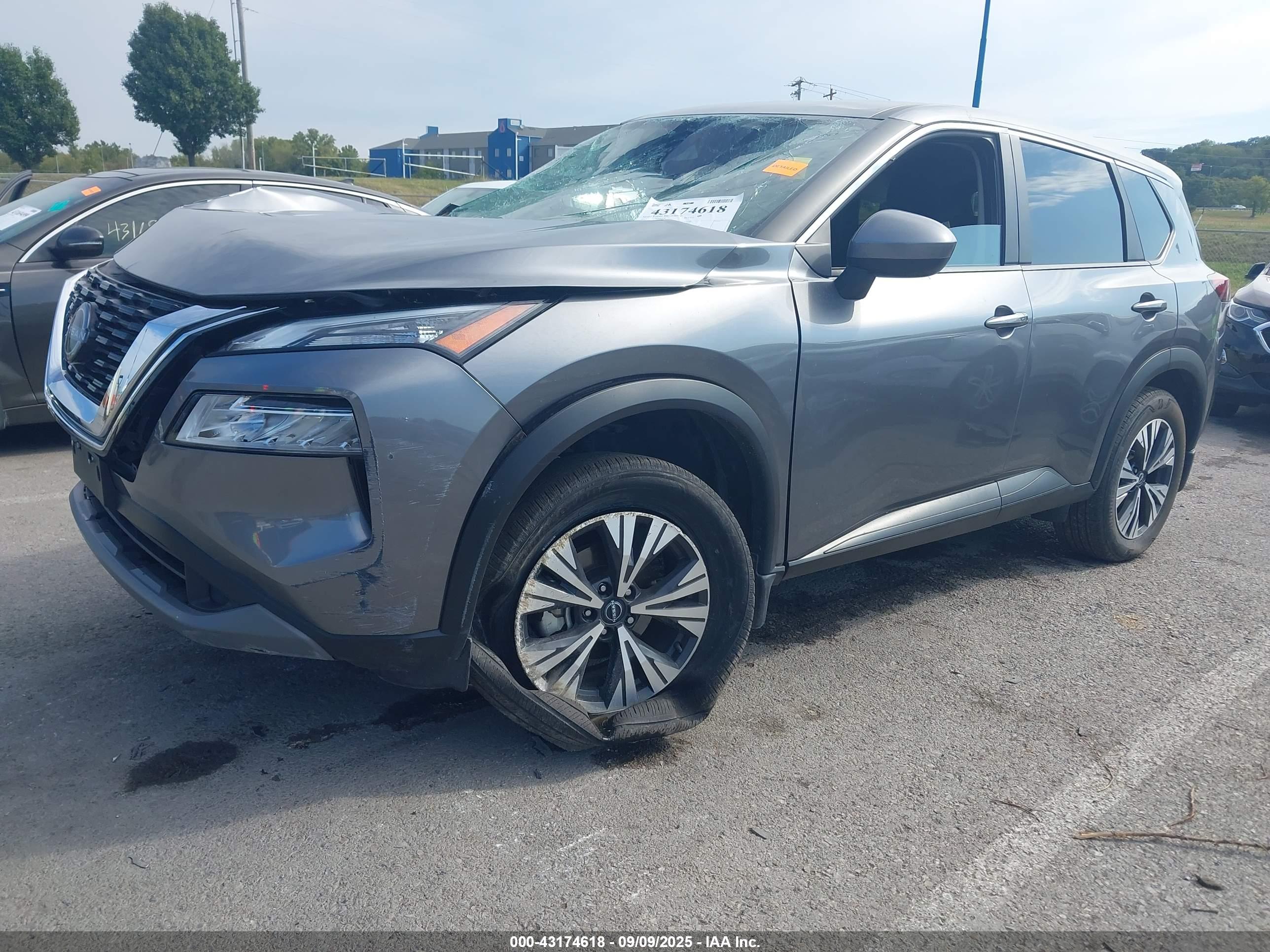 NISSAN ROGUE image 2