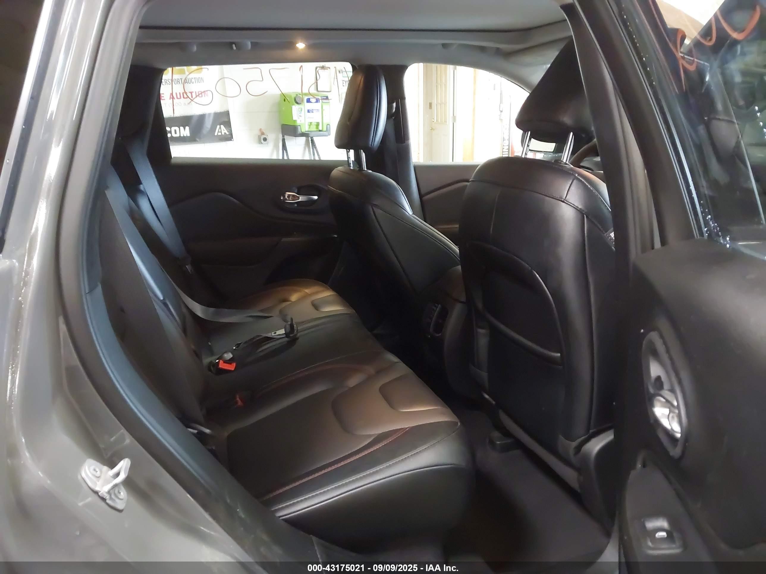 JEEP CHEROKEE image 8
