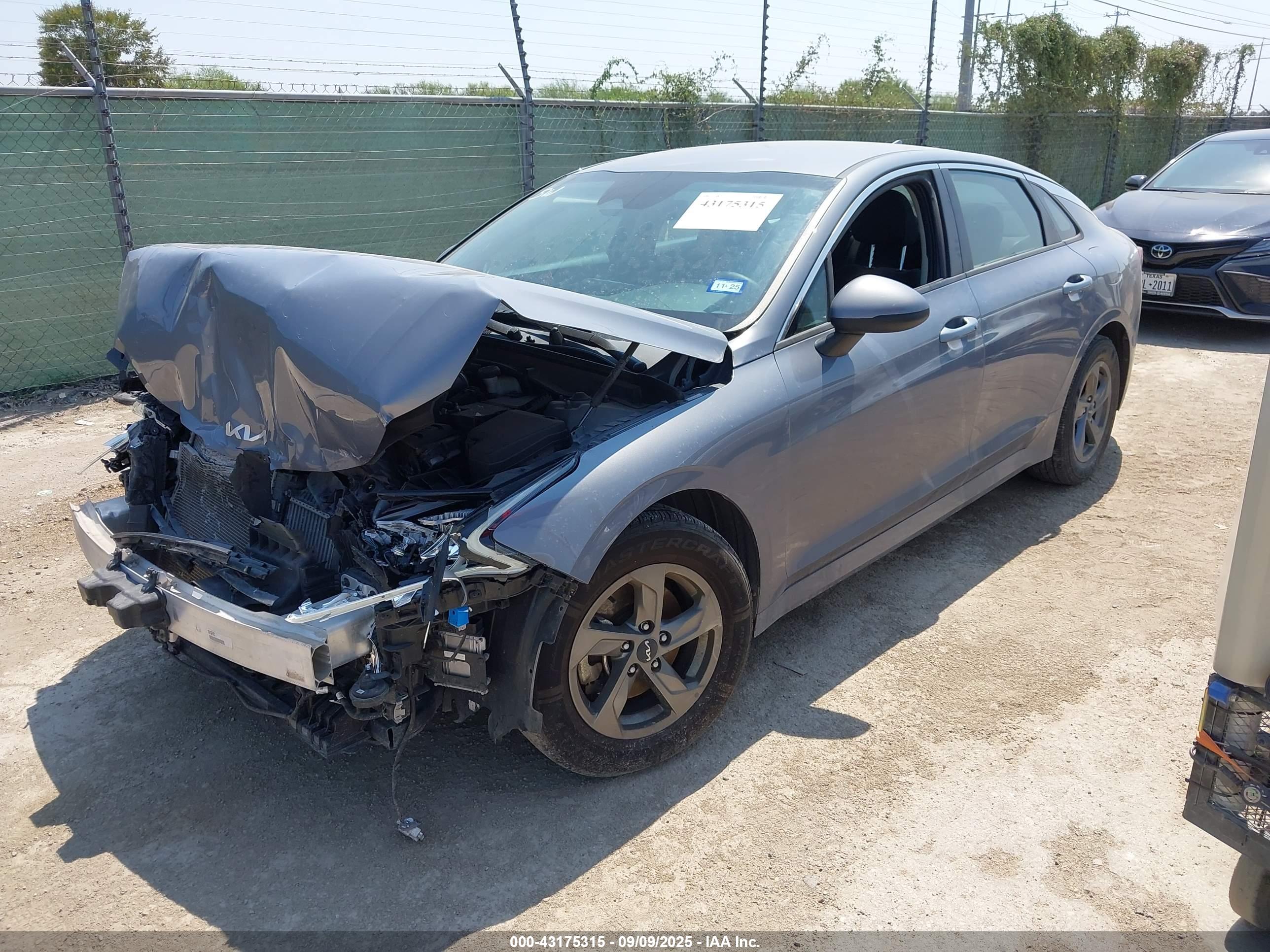 KIA K5 image 2