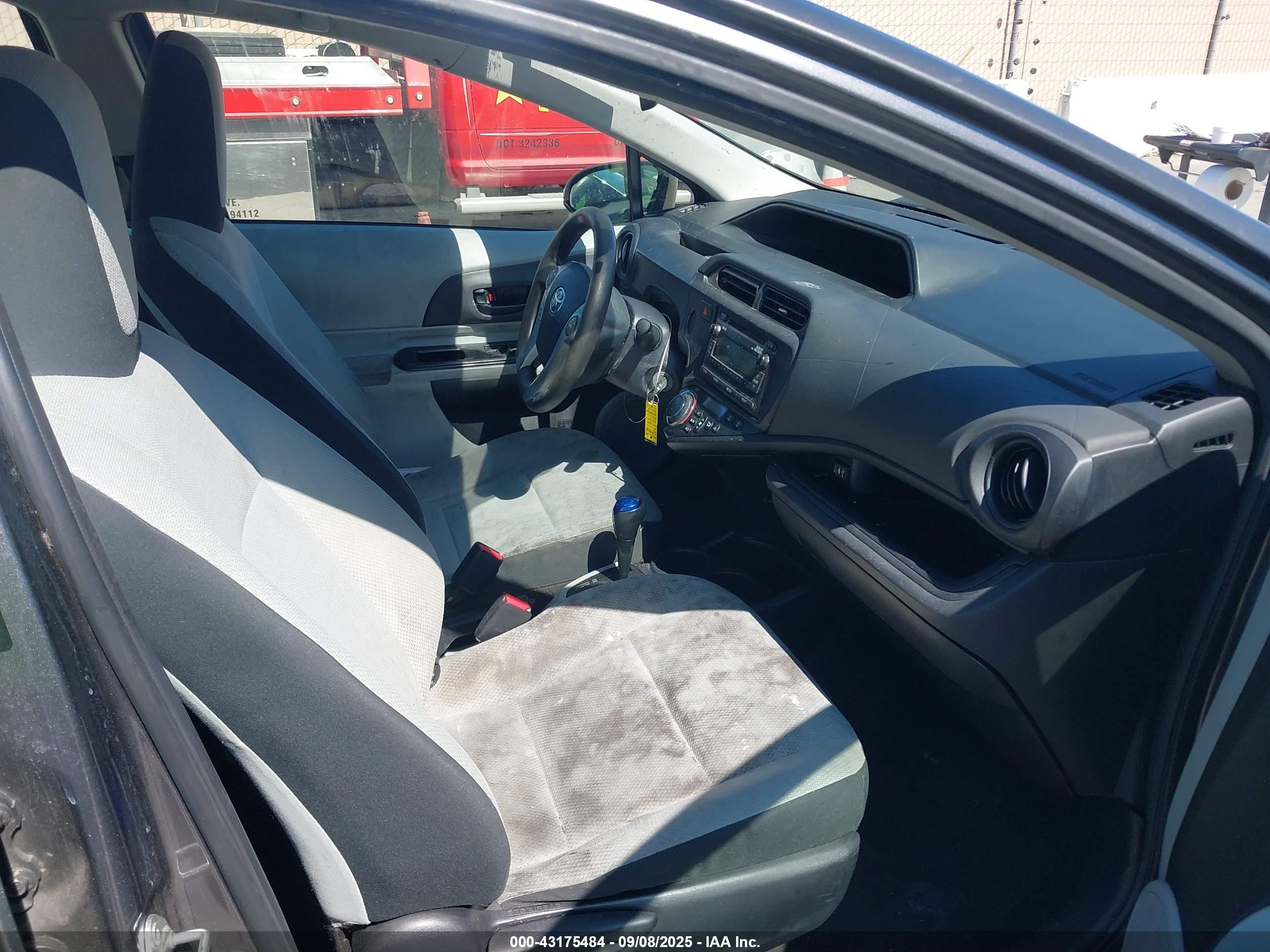 TOYOTA PRIUS image 5
