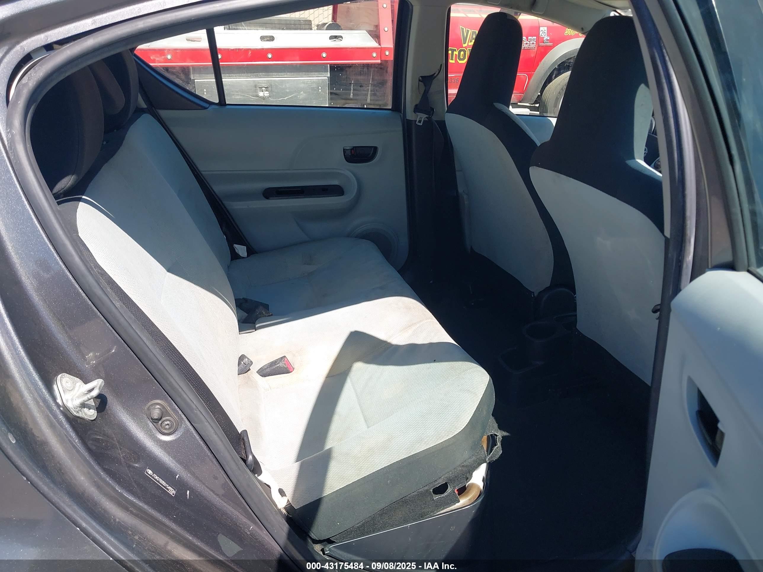 TOYOTA PRIUS image 8