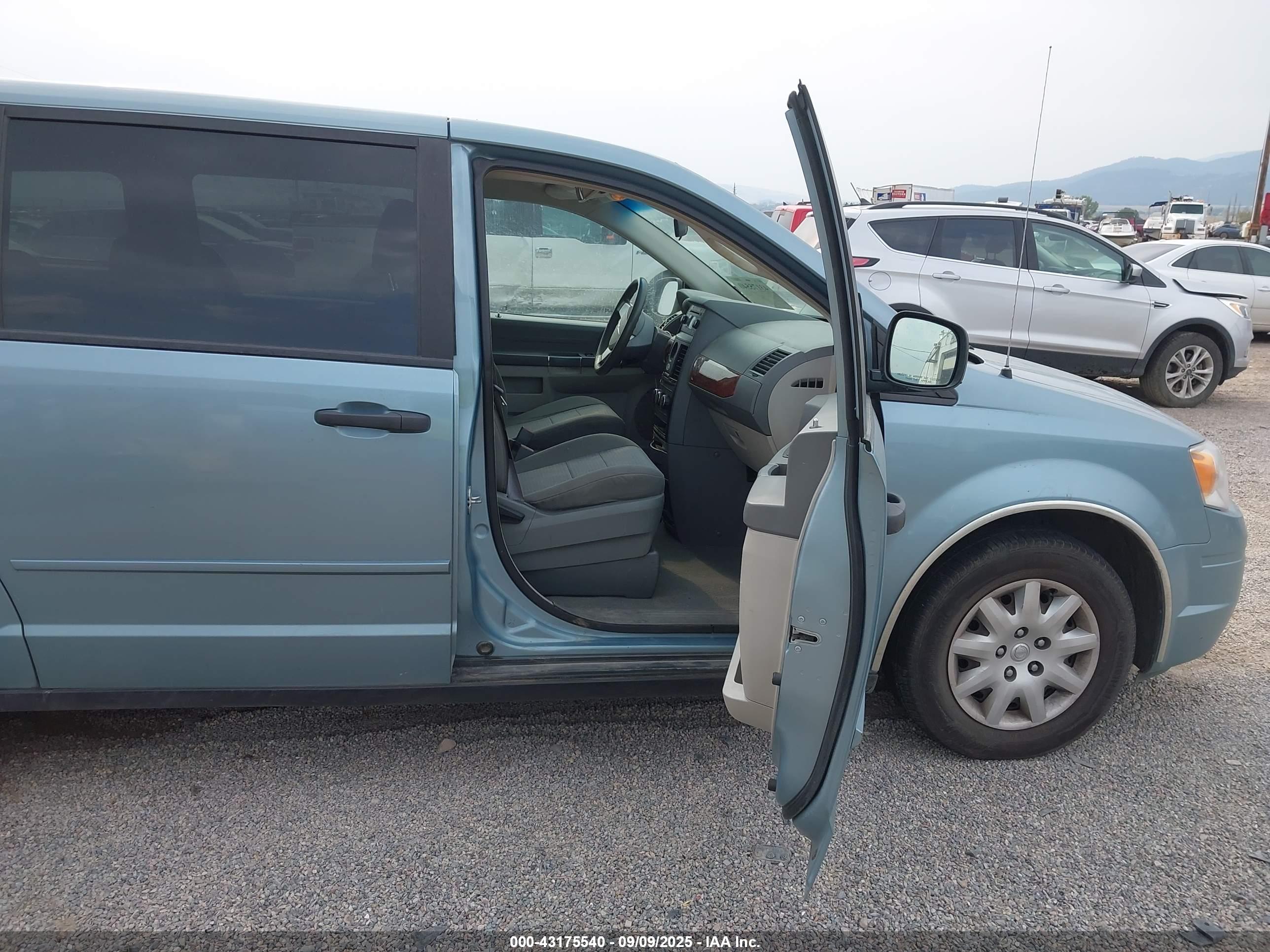 CHRYSLER TOWN image 5