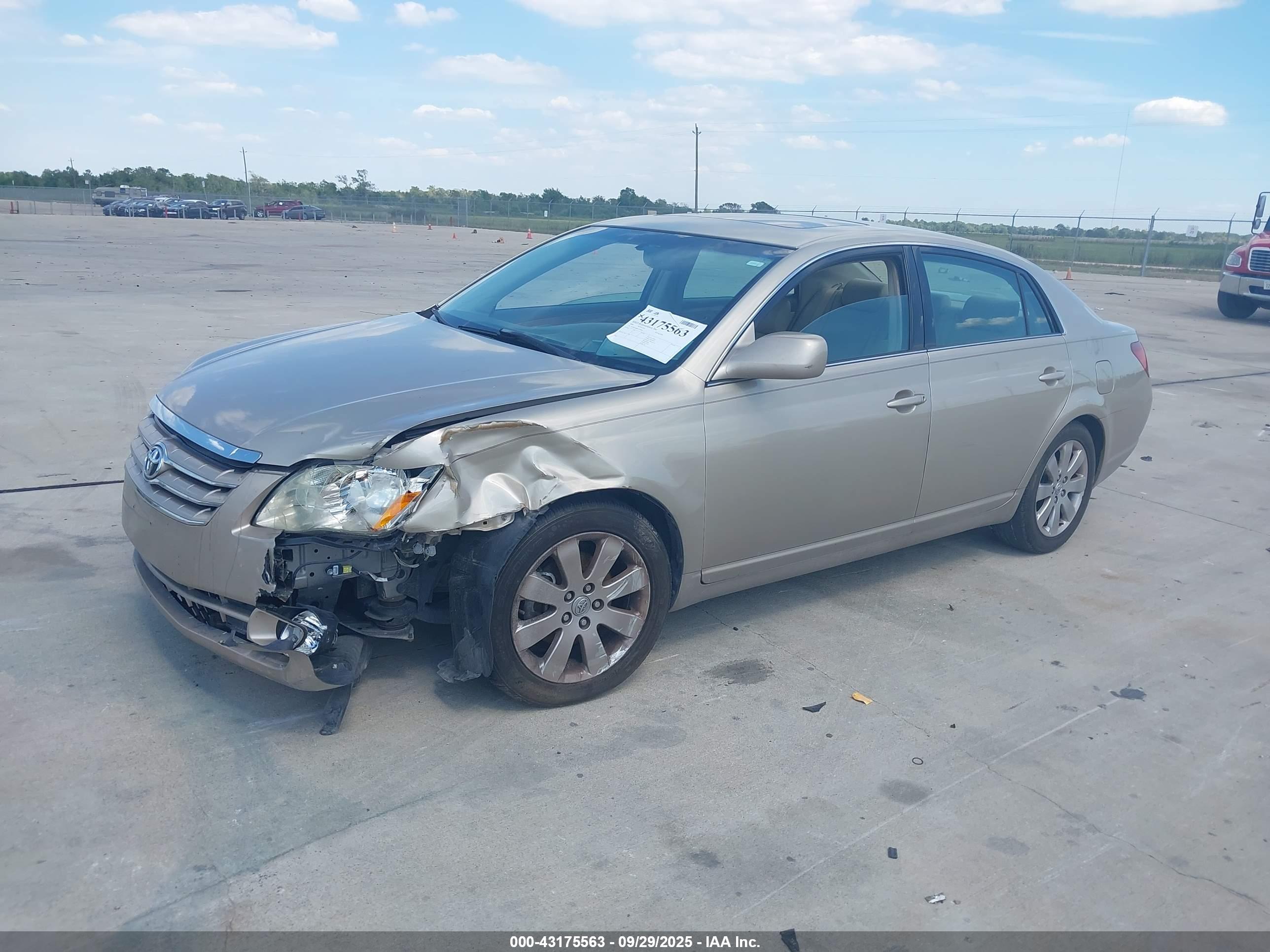 TOYOTA AVALON image 2