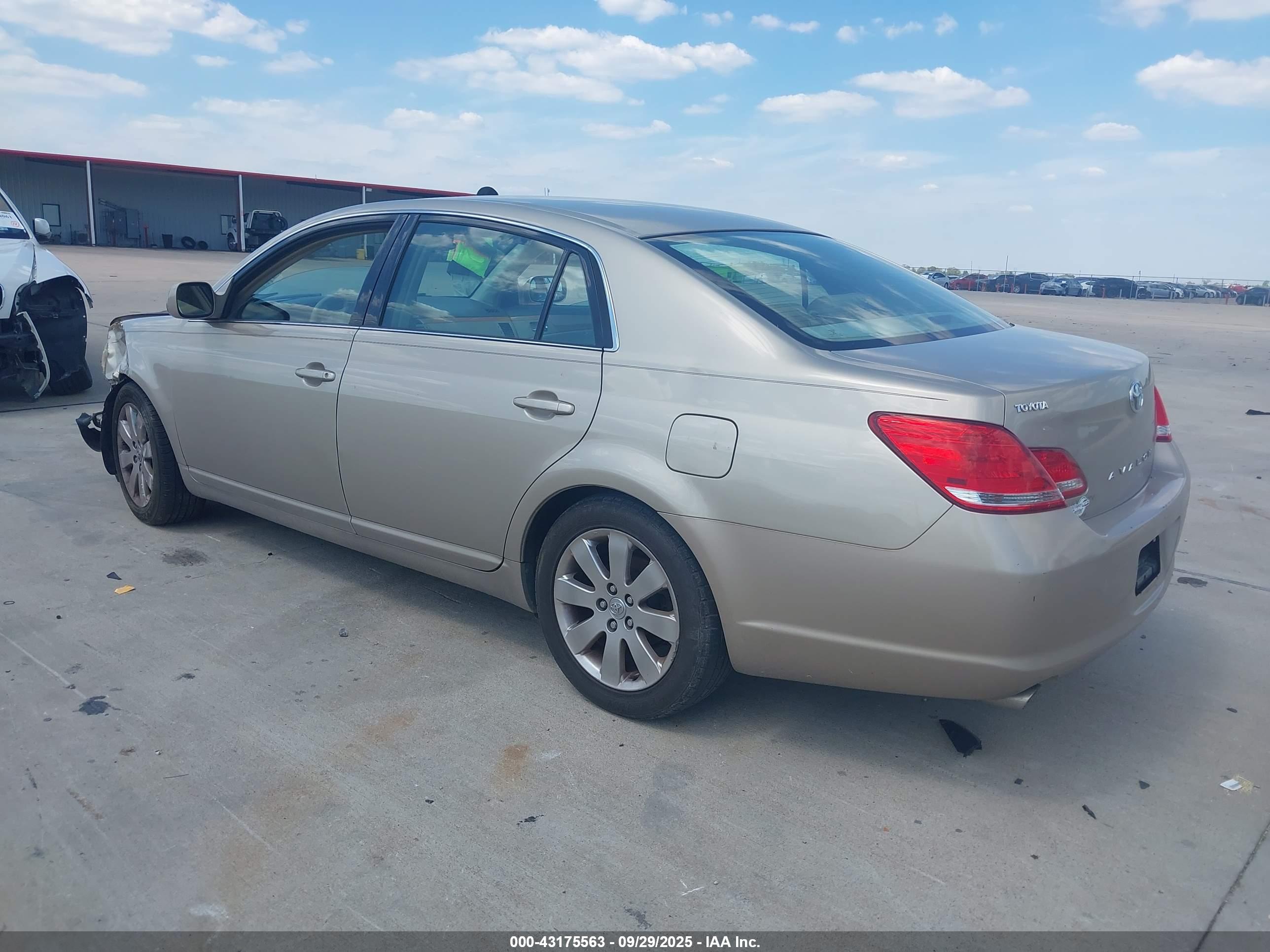 TOYOTA AVALON image 3