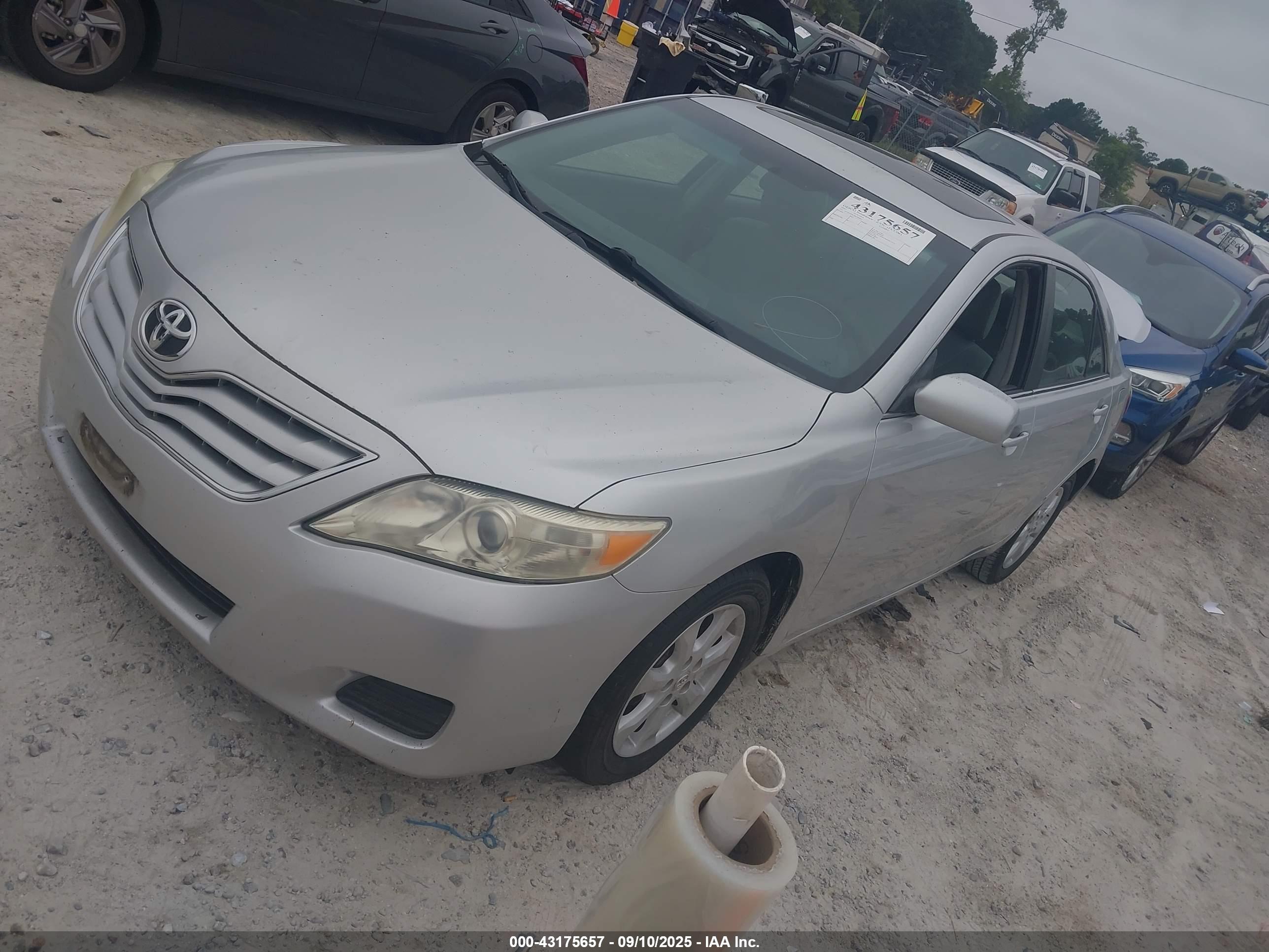 TOYOTA CAMRY image 2