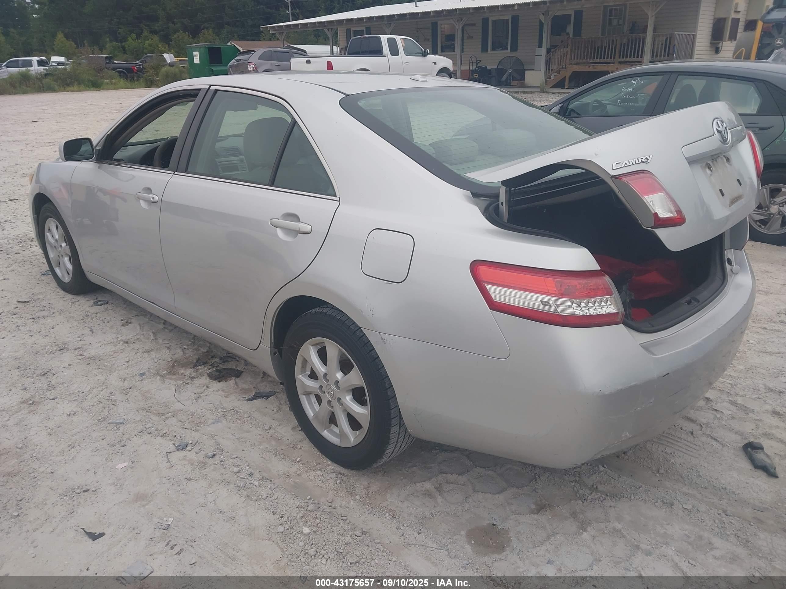 TOYOTA CAMRY image 3