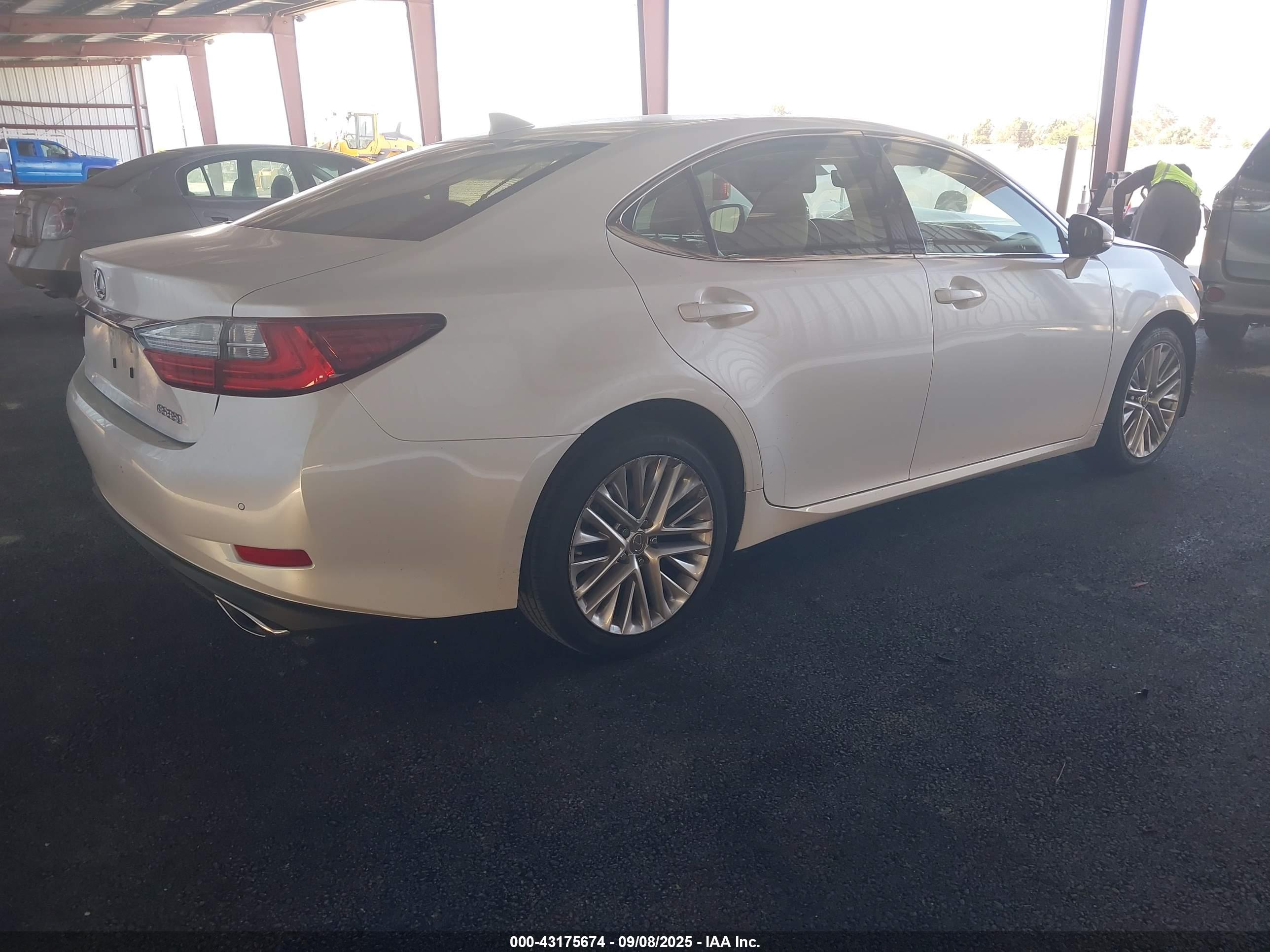 LEXUS ES image 4