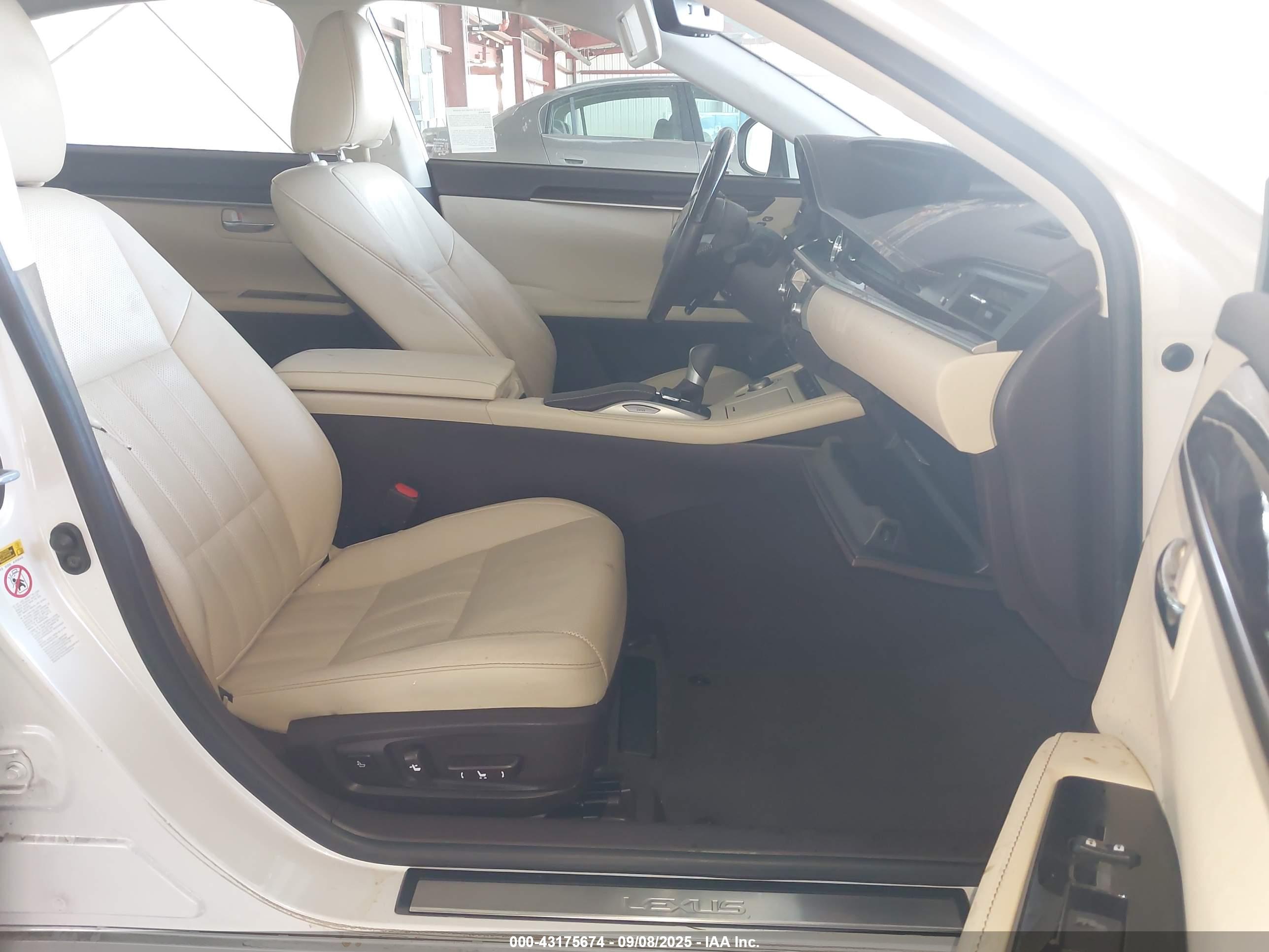 LEXUS ES image 5