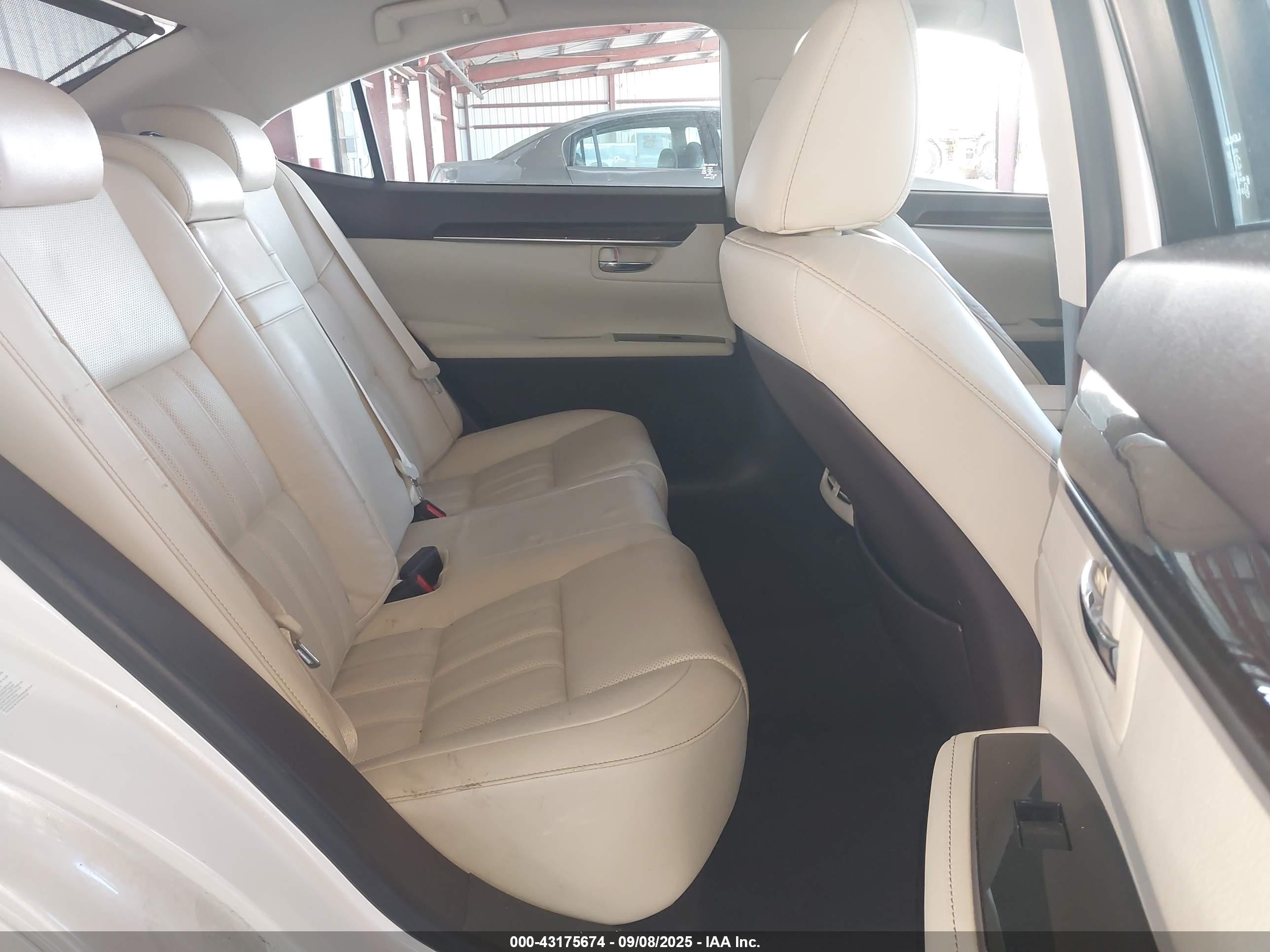 LEXUS ES image 8