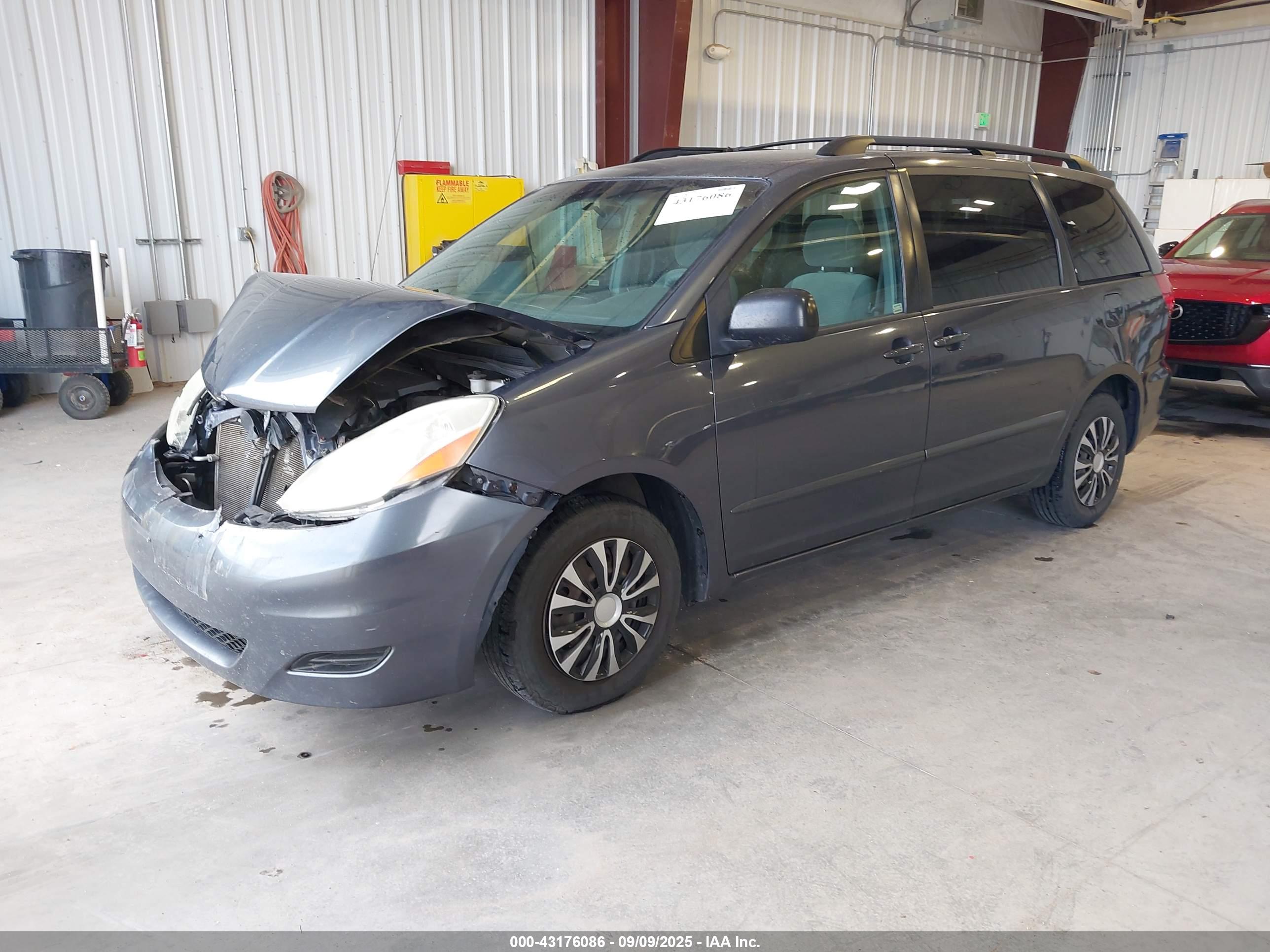 TOYOTA SIENNA image 2