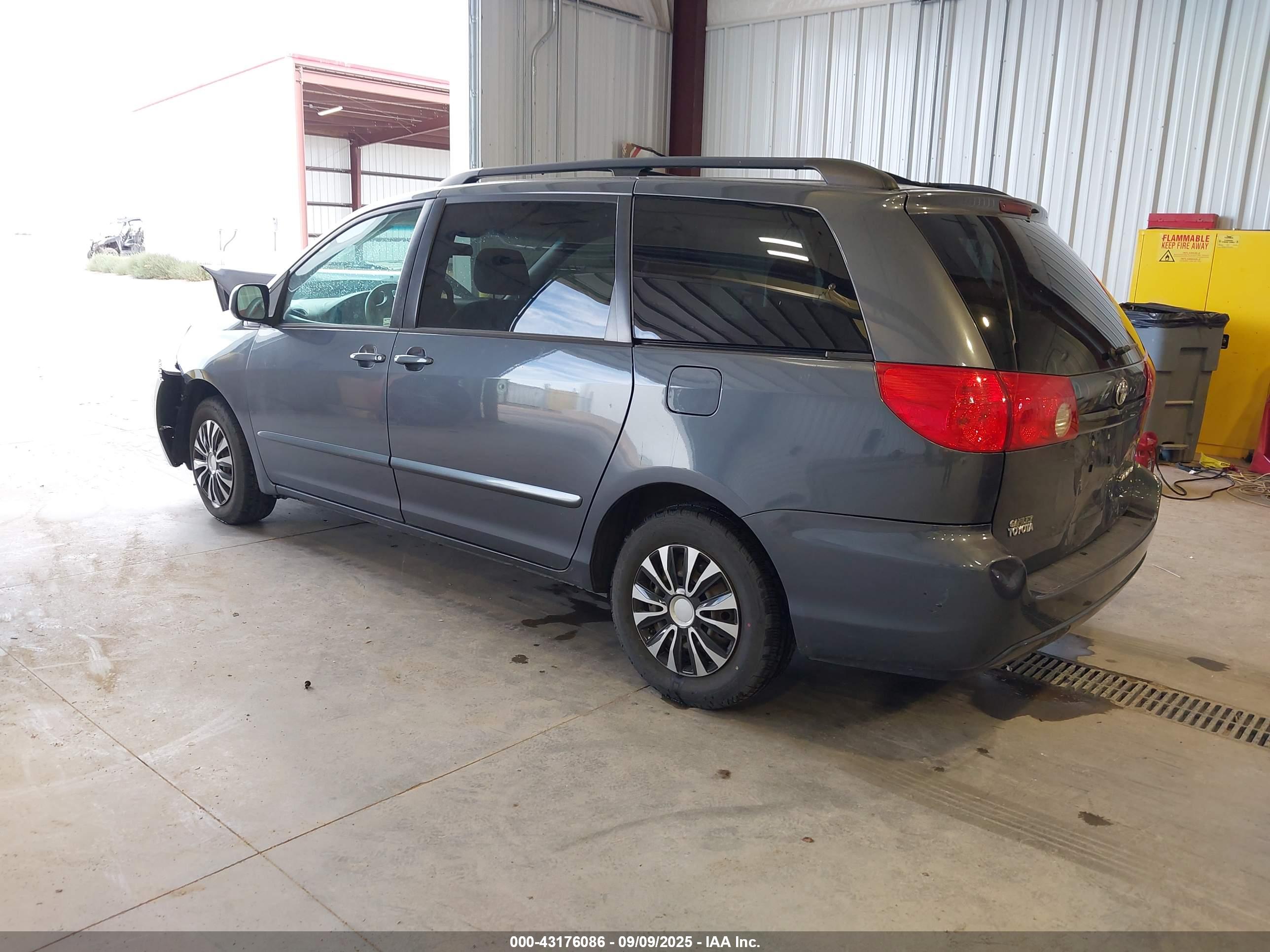 TOYOTA SIENNA image 3